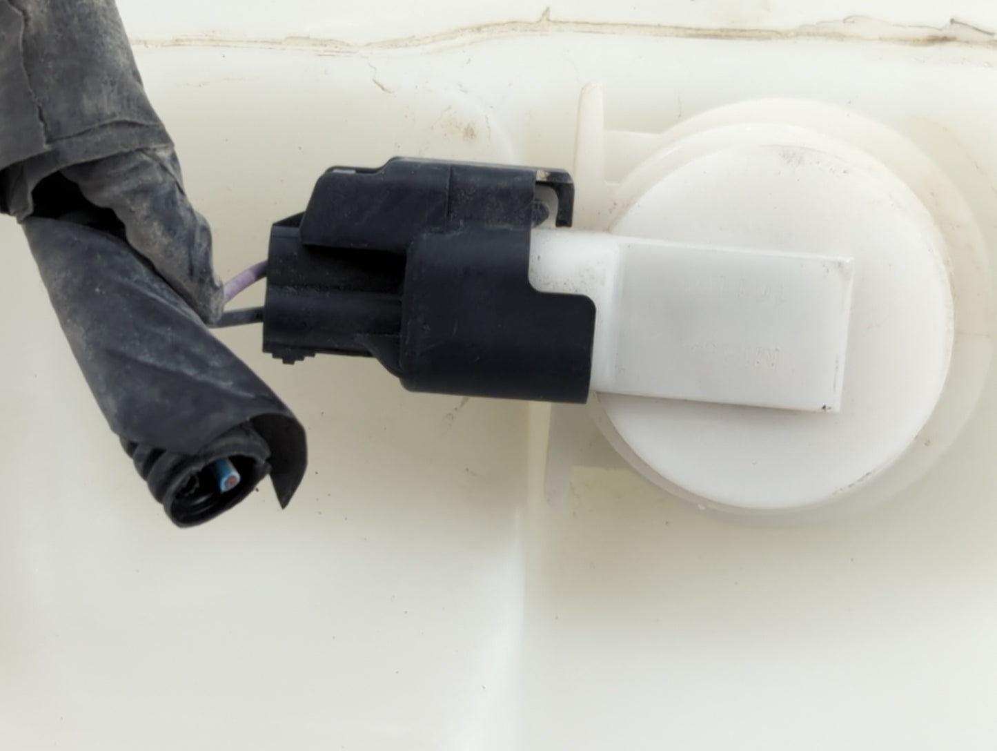 2013-2019 Ford Taurus Windshield Washer Fluid Reservoir Bottle Oem - Oemusedautoparts1.com