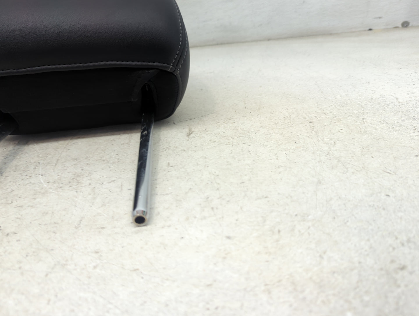 2017 Ford Taurus Headrest Head Rest Front Driver Seat Black - Oemusedautoparts1.com
