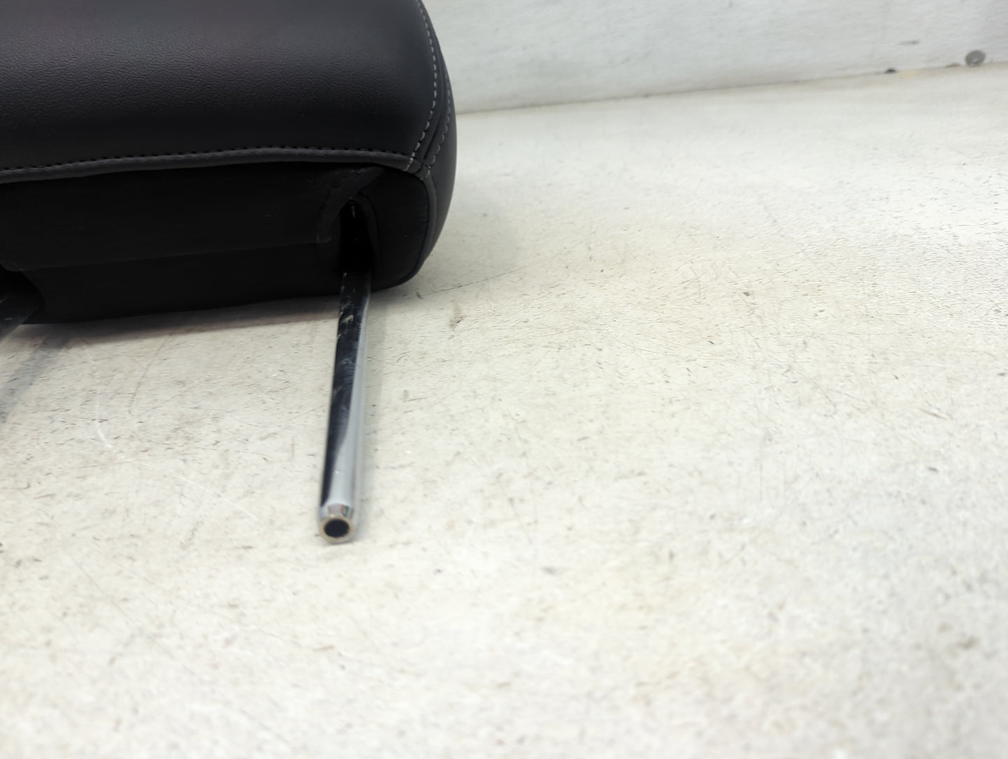 2017 Ford Taurus Headrest Head Rest Front Driver Seat Black - Oemusedautoparts1.com