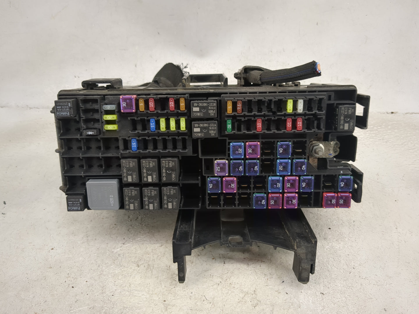 2017-2019 Ford Taurus Fusebox Fuse Box Panel Relay Module P/N:DG1T-14A003-BA 8T2T-14B192-AB Fits Fits 2017 2018 2019 OEM Use