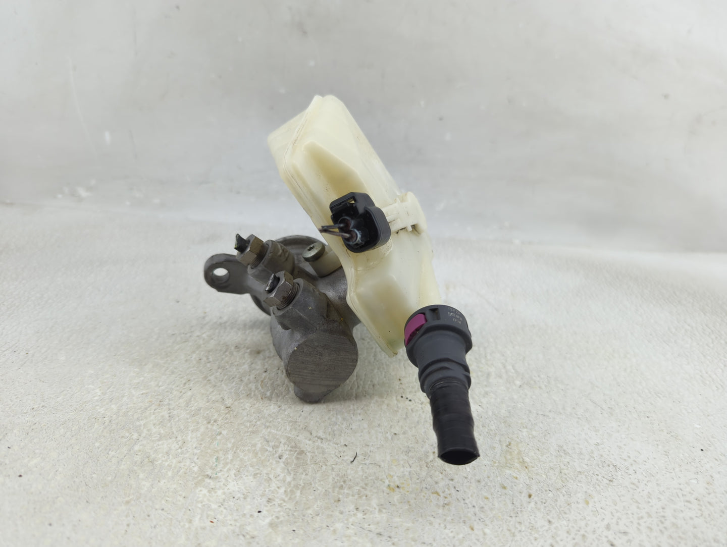2014-2018 Ford Transit Connect Brake Master Cylinder - Oemusedautoparts1.com