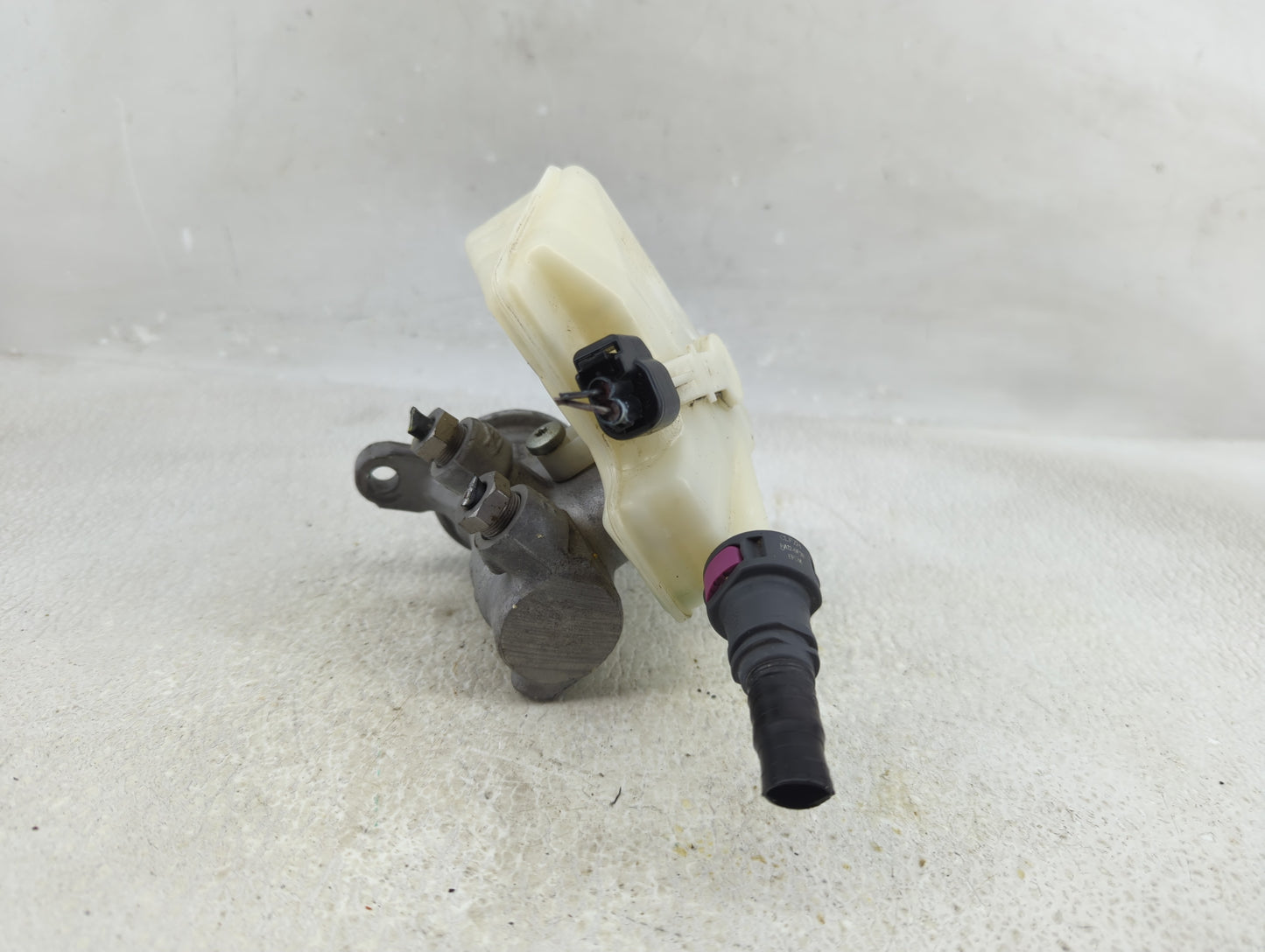 2014-2018 Ford Transit Connect Brake Master Cylinder - Oemusedautoparts1.com