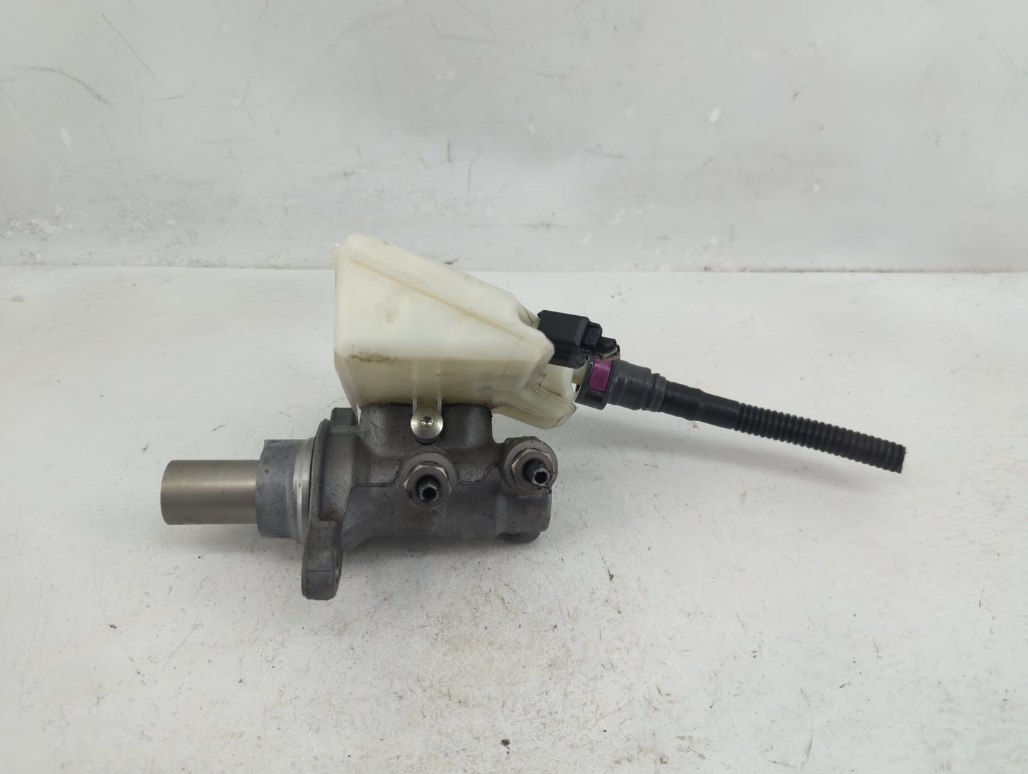 2014-2018 Ford Transit Connect Brake Master Cylinder 1376531 - Oemusedautoparts1.com