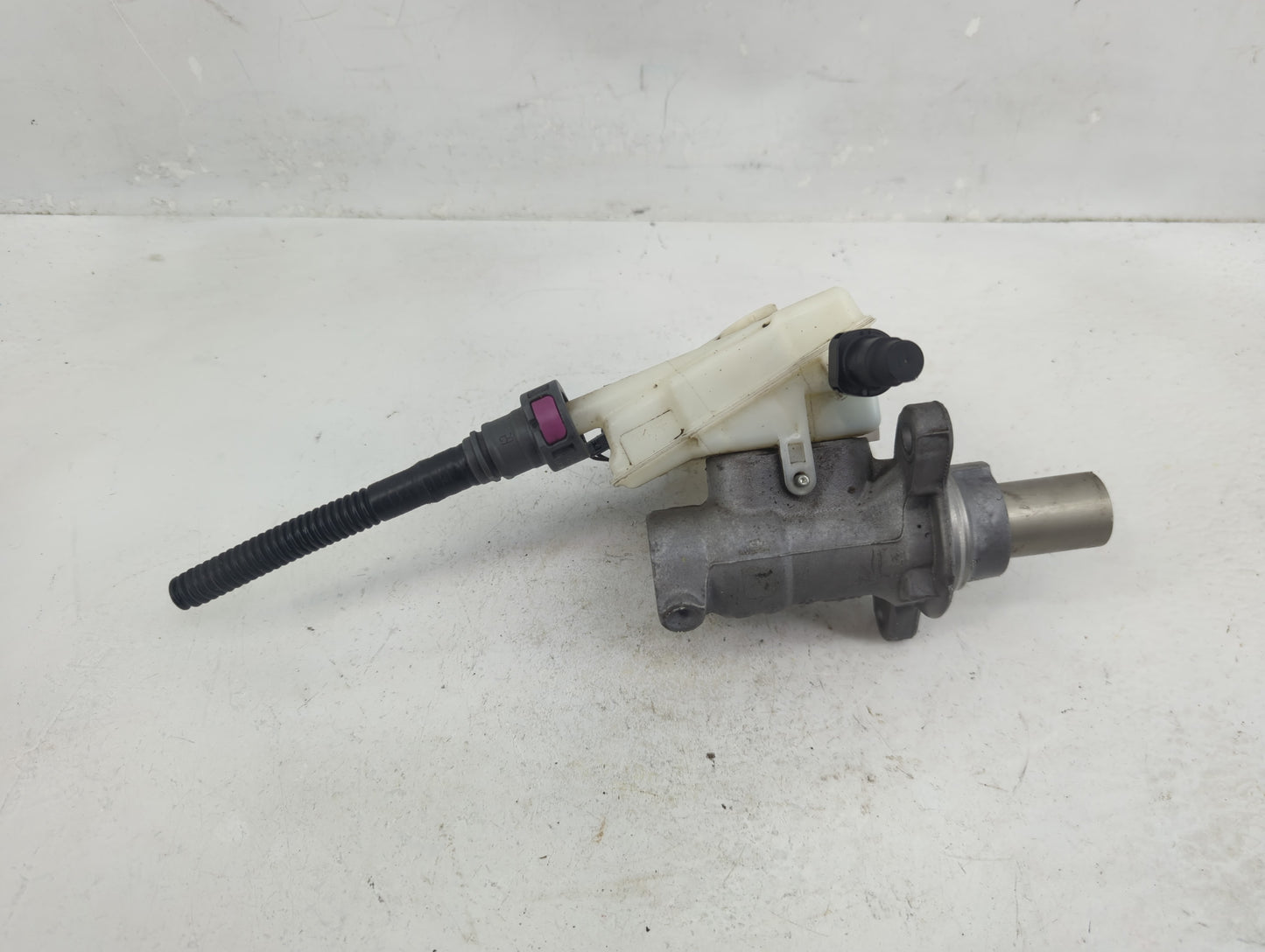 2014-2018 Ford Transit Connect Brake Master Cylinder 1376531 - Oemusedautoparts1.com