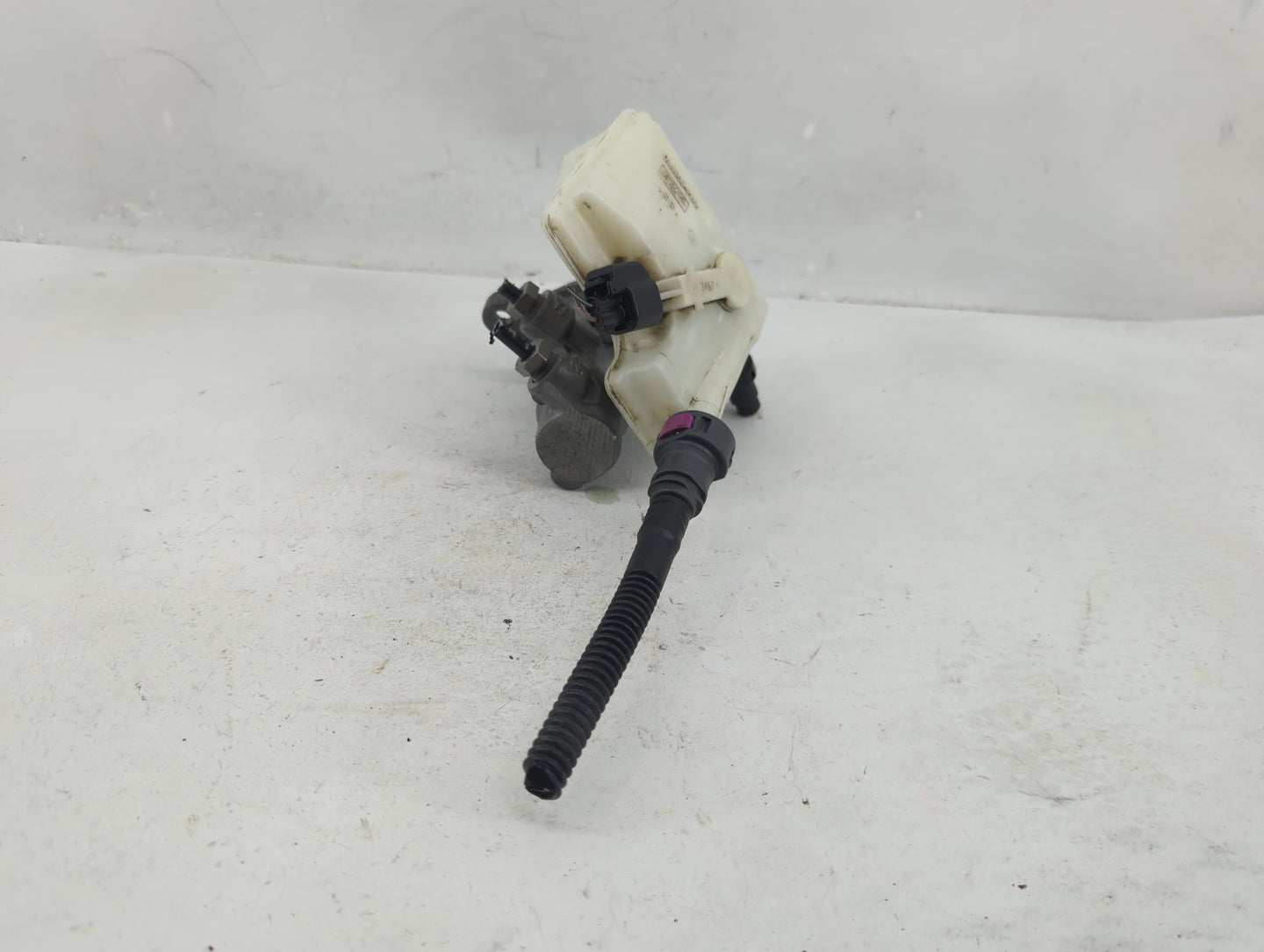 2014-2018 Ford Transit Connect Brake Master Cylinder 1376531 - Oemusedautoparts1.com