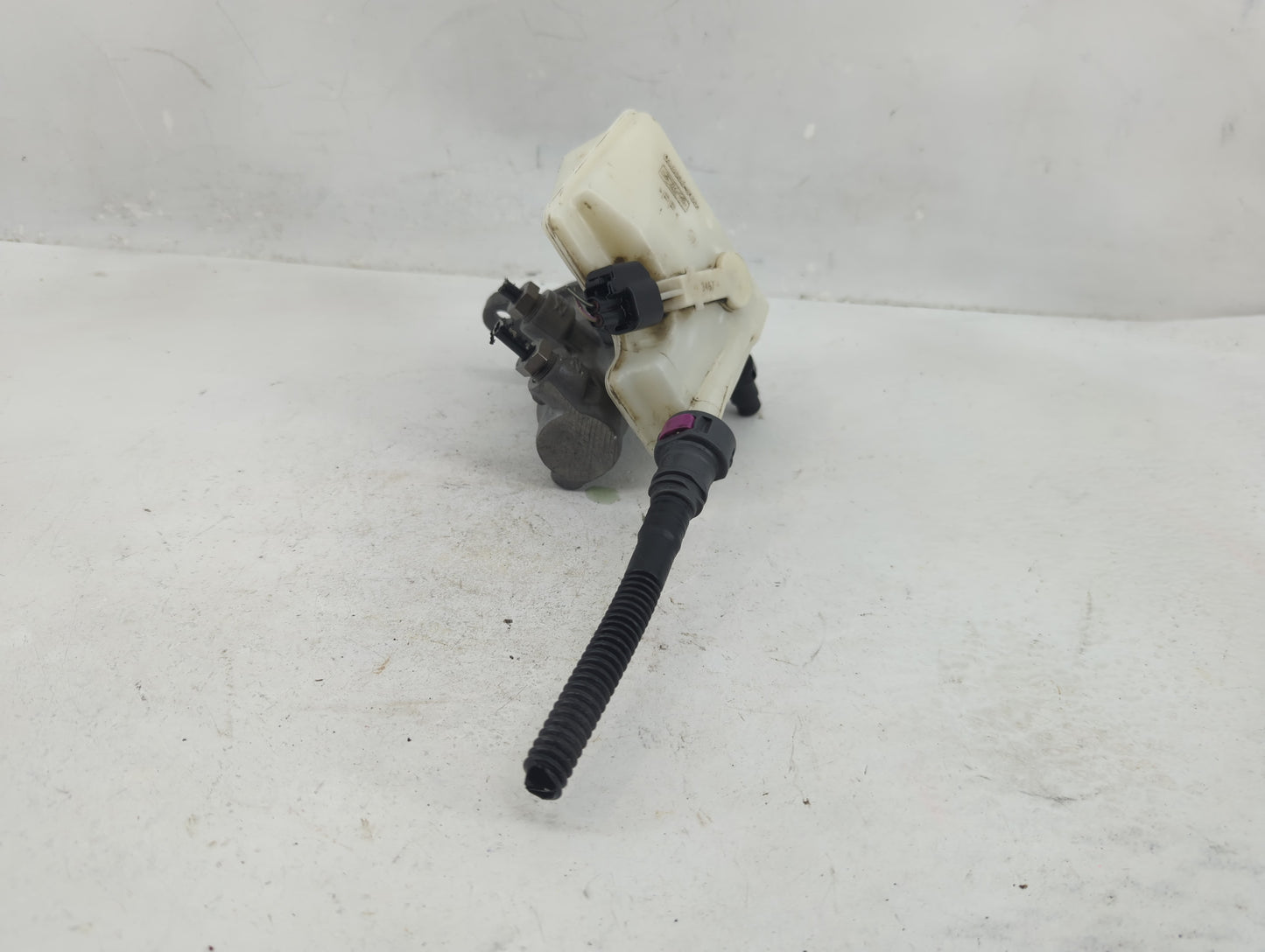 2014-2018 Ford Transit Connect Brake Master Cylinder 1376531 - Oemusedautoparts1.com