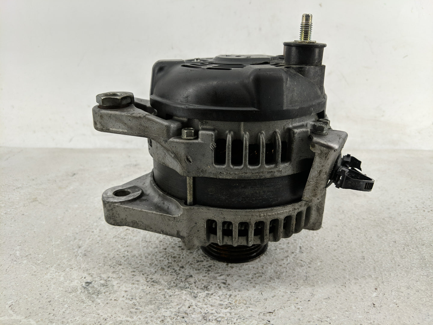 2017 Genesis G80 Alternator Replacement Generator Charging Assembly Engine OEM P/N:37300-3C552 Fits Fits 2015 2016 OEM Used 