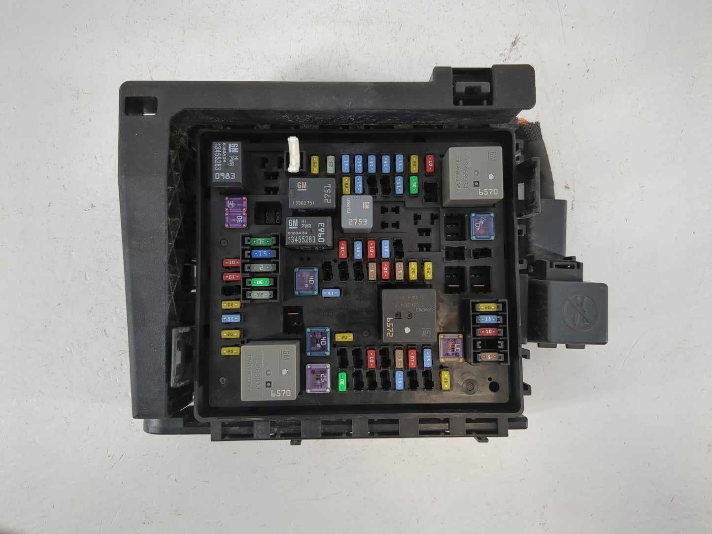 2017 Gmc Acadia Fusebox Fuse Box Panel Relay Module P/N:84003373 Fits OEM Used Auto Parts - Oemusedautoparts1.com