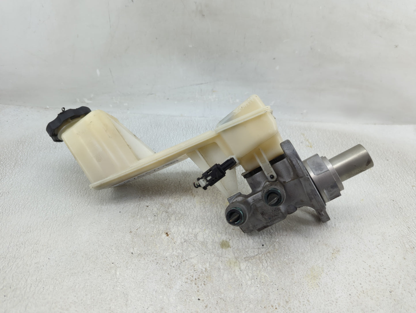 2020-2022 Gmc Acadia Brake Master Cylinder - Oemusedautoparts1.com