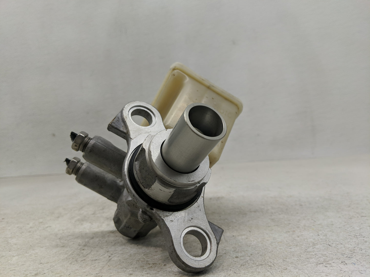 2020-2022 Gmc Acadia Brake Master Cylinder - Oemusedautoparts1.com