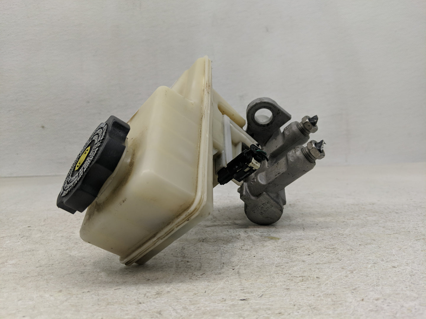 2020-2022 Gmc Acadia Brake Master Cylinder - Oemusedautoparts1.com