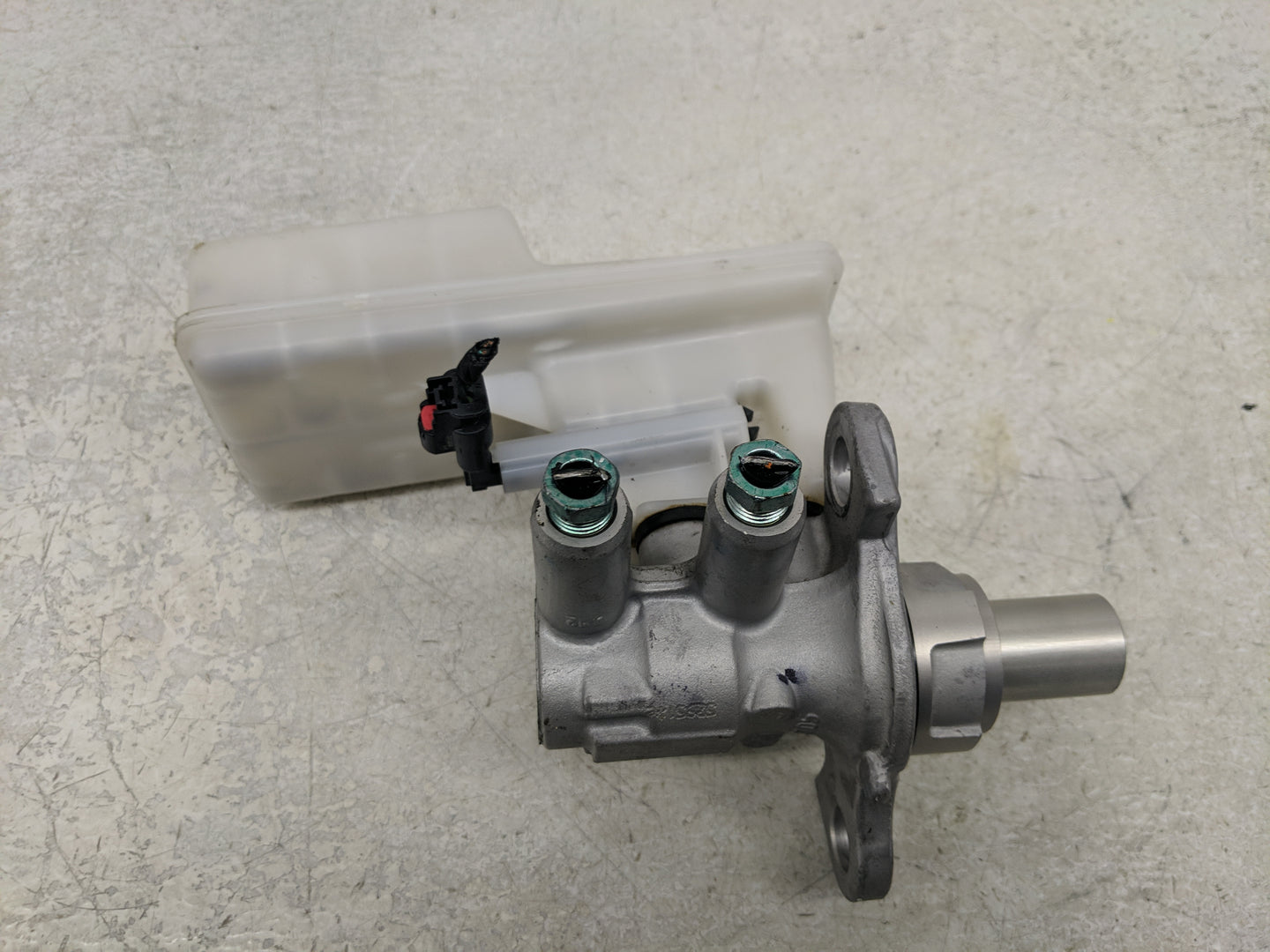 2009-2017 Gmc Acadia Brake Master Cylinder 1311266 - Oemusedautoparts1.com
