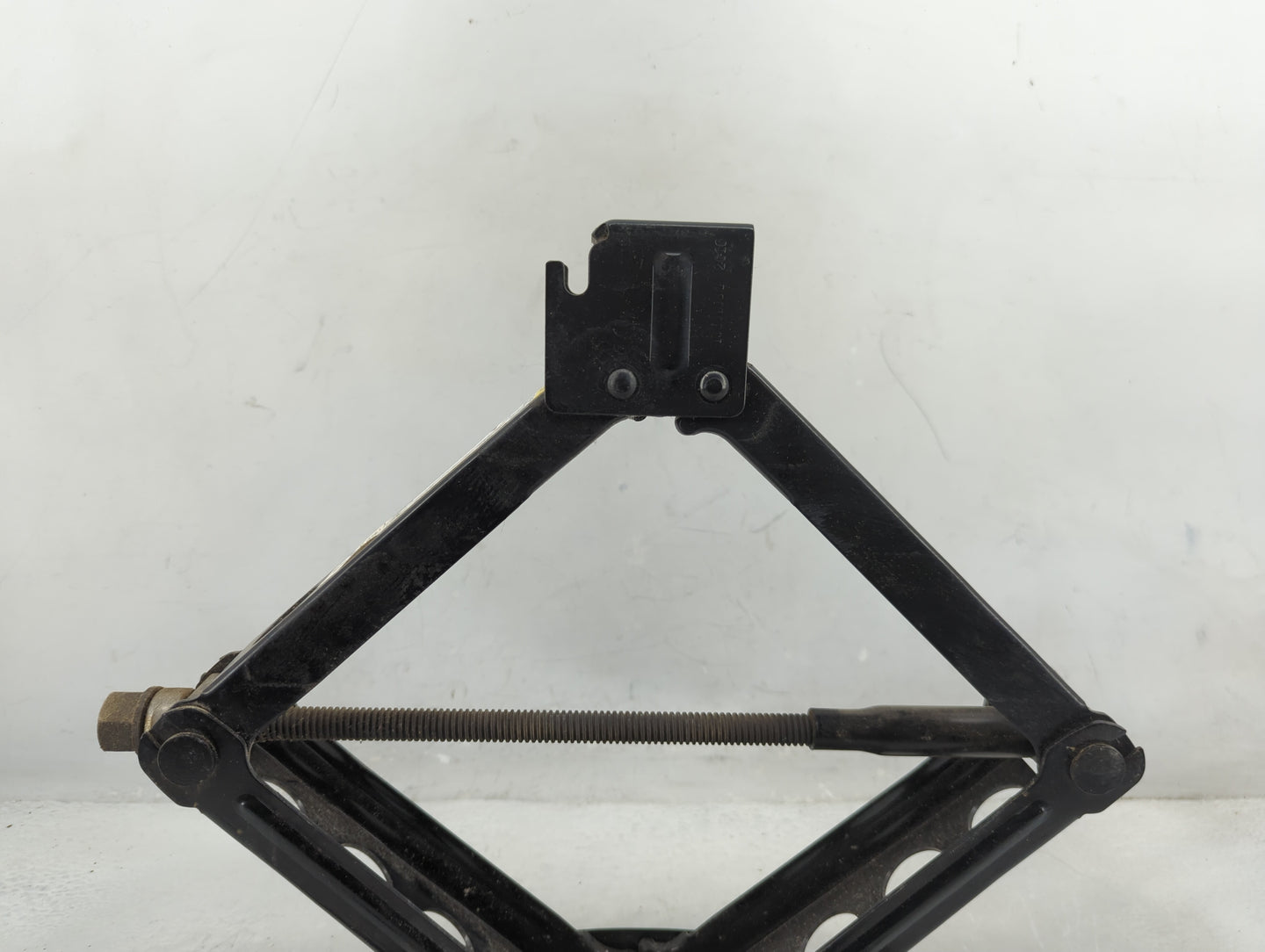 2017 Gmc Acadia Spare Scissor Car Jack 1396492 - Oemusedautoparts1.com