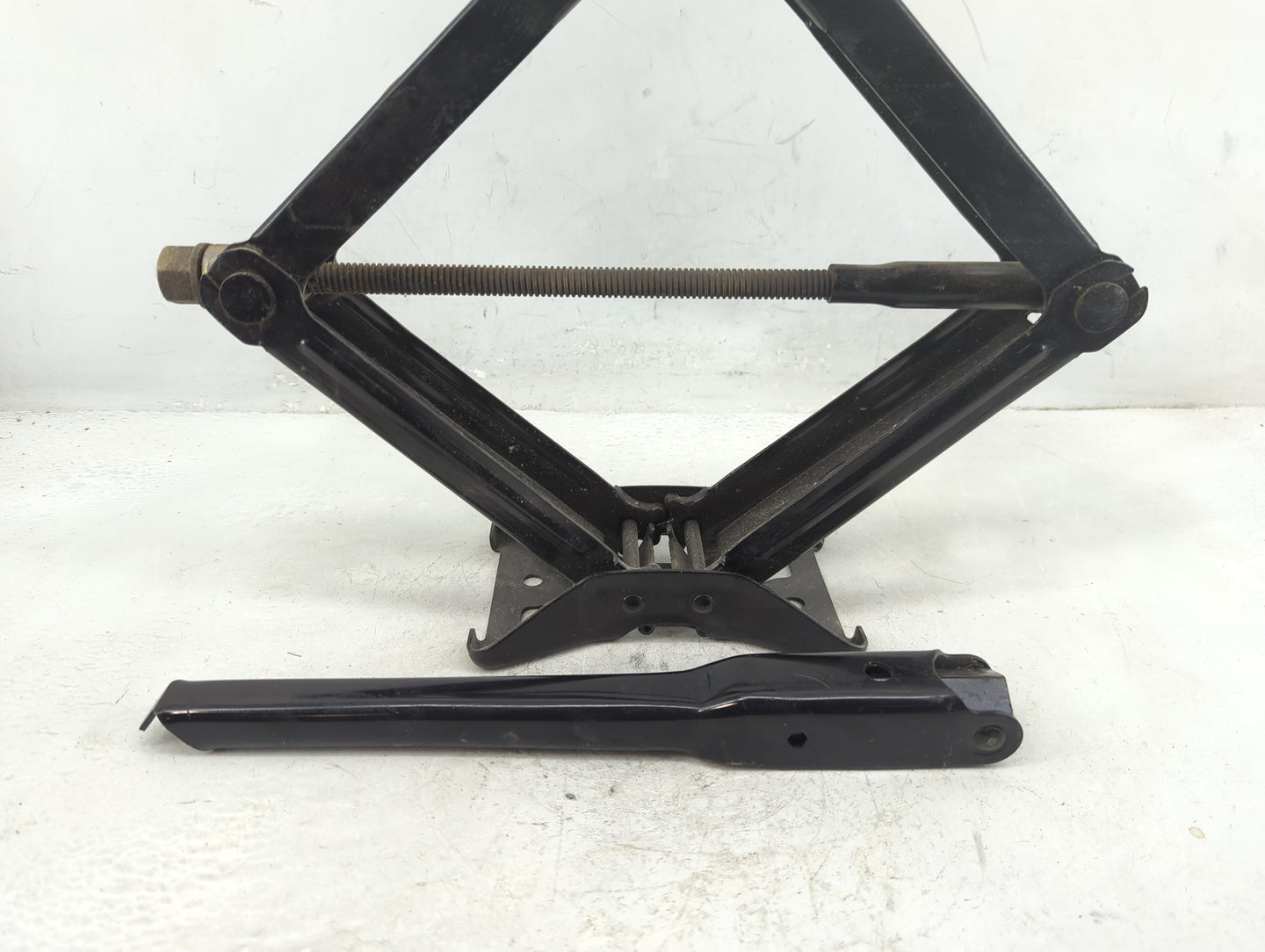 2017 Gmc Acadia Spare Scissor Car Jack 1396492 - Oemusedautoparts1.com