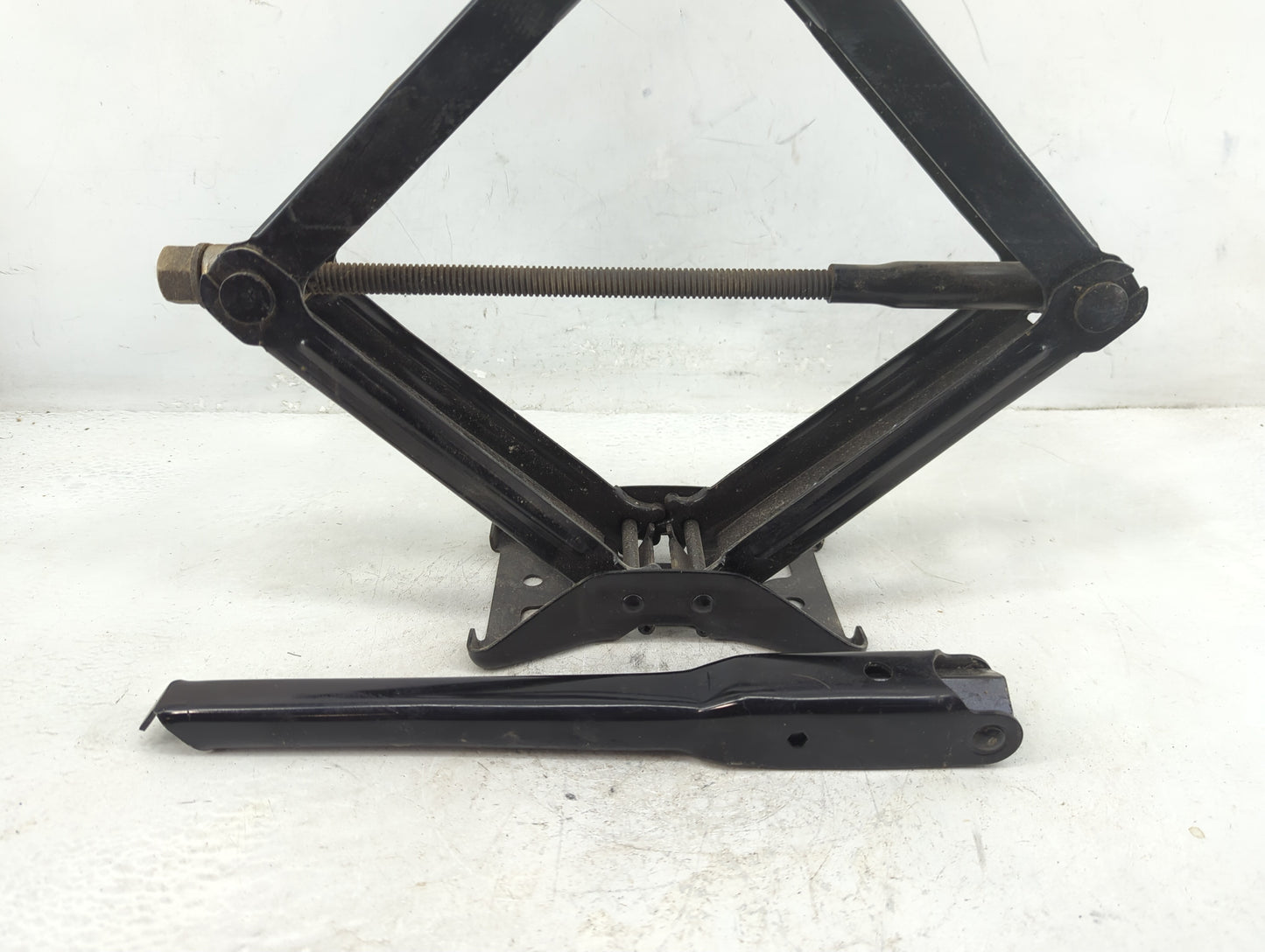 2017 Gmc Acadia Spare Scissor Car Jack 1396492 - Oemusedautoparts1.com