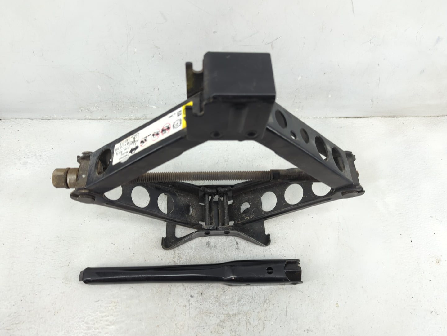 2017 Gmc Acadia Spare Scissor Car Jack 1396492 - Oemusedautoparts1.com