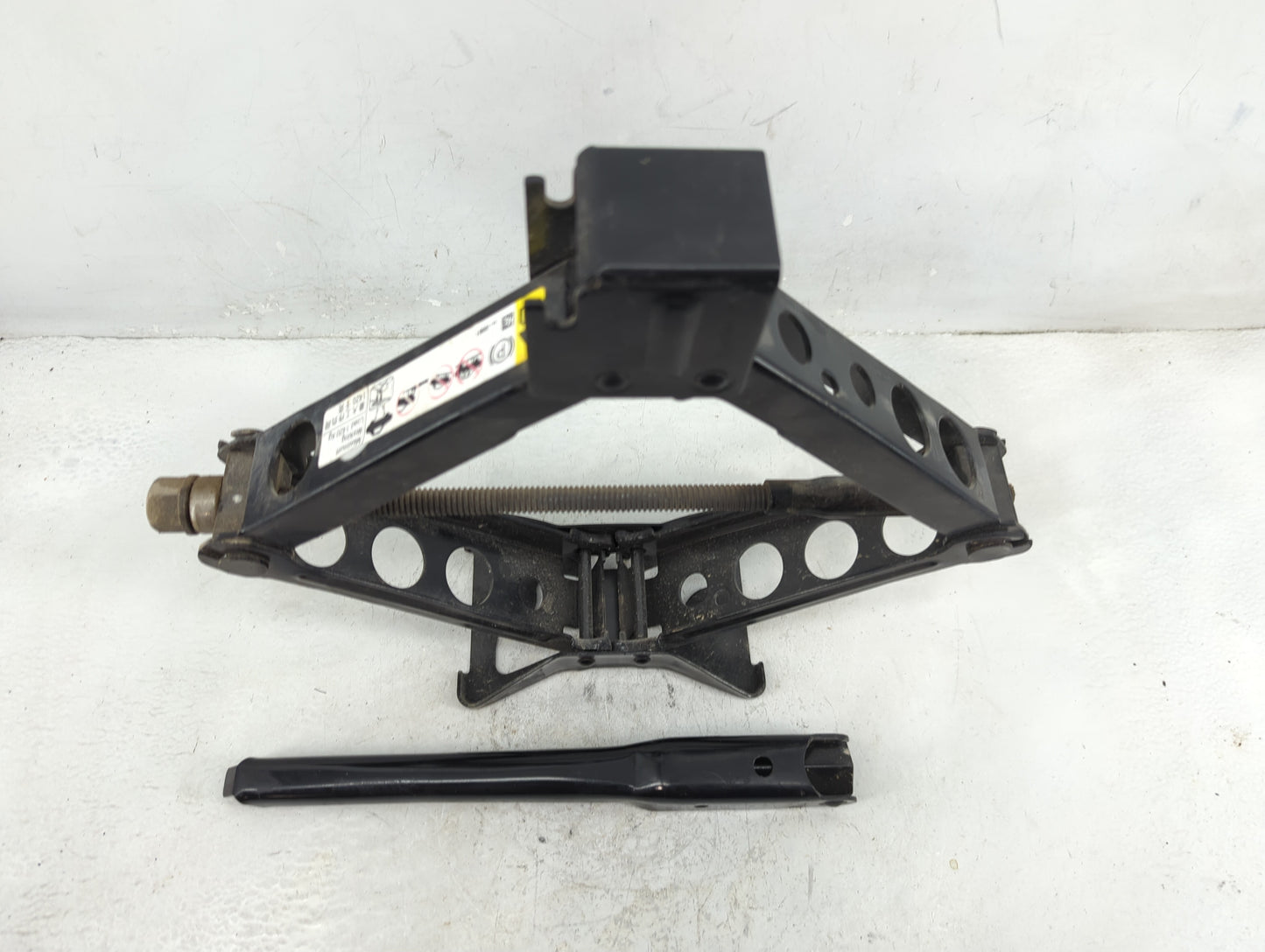 2017 Gmc Acadia Spare Scissor Car Jack 1396492 - Oemusedautoparts1.com