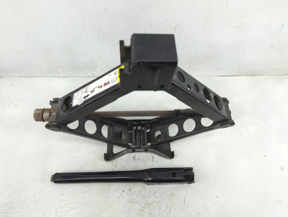 2017 Gmc Acadia Spare Scissor Car Jack 1396492 - Oemusedautoparts1.com