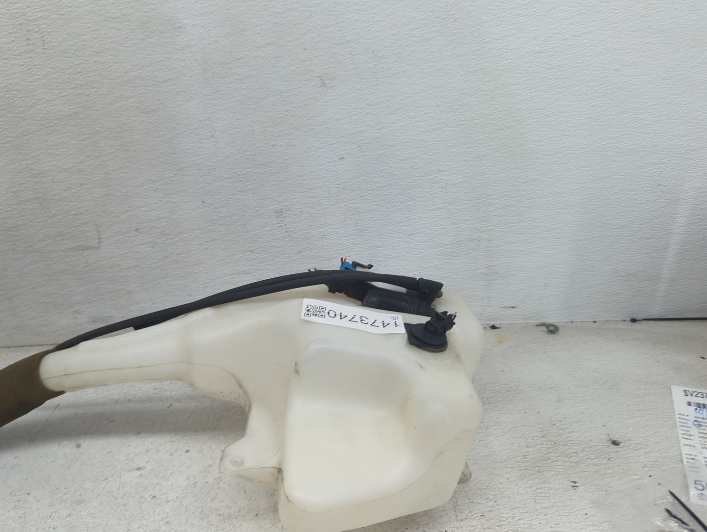 2010-2017 Gmc Acadia Windshield Washer Fluid Reservoir Bottle Oem 1473740 - Oemusedautoparts1.com