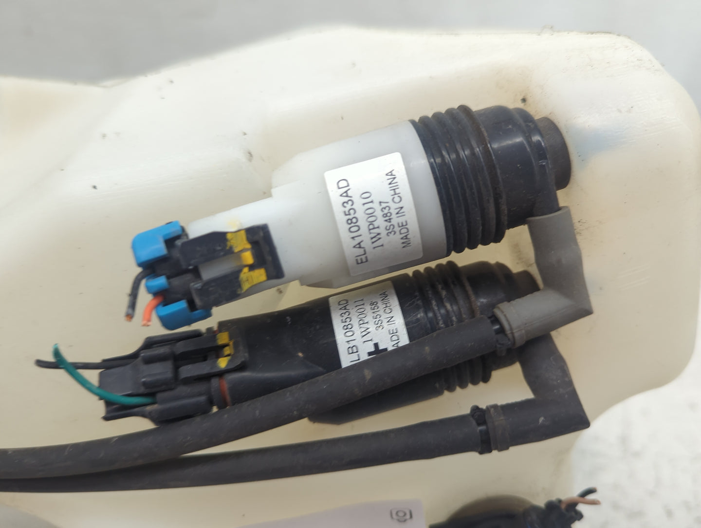2010-2017 Gmc Acadia Windshield Washer Fluid Reservoir Bottle Oem 1473740 - Oemusedautoparts1.com