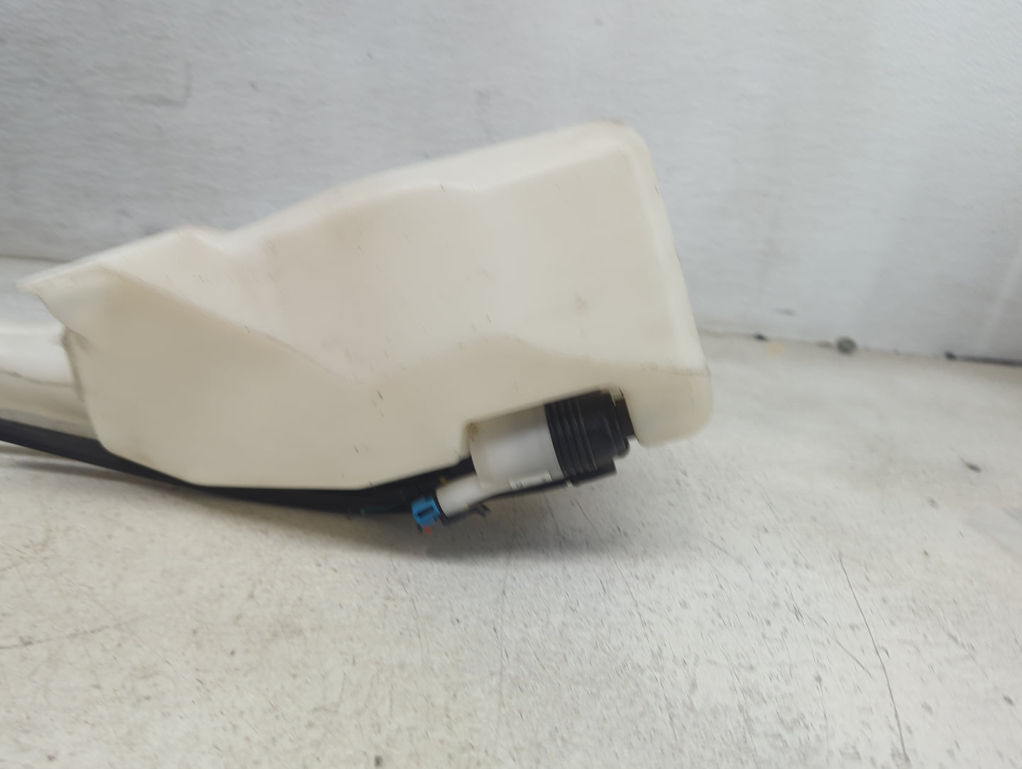 2010-2017 Gmc Acadia Windshield Washer Fluid Reservoir Bottle Oem 1473740 - Oemusedautoparts1.com