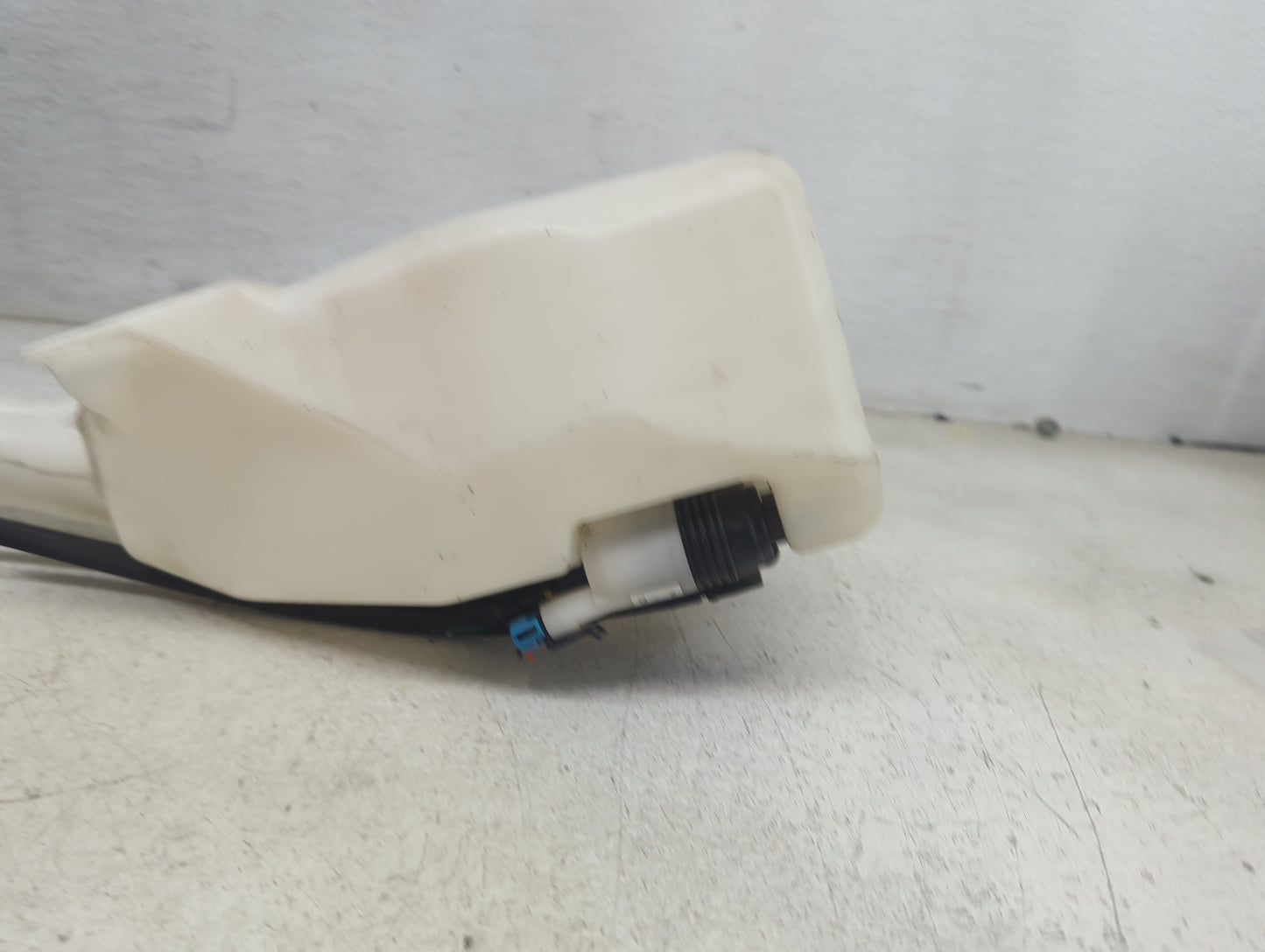 2010-2017 Gmc Acadia Windshield Washer Fluid Reservoir Bottle Oem 1473740 - Oemusedautoparts1.com