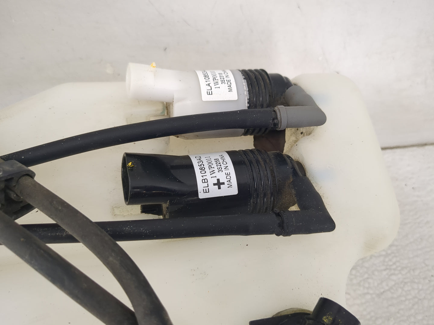 2017 Gmc Acadia Windshield Washer Fluid Reservoir Bottle Oem 1474223 - Oemusedautoparts1.com