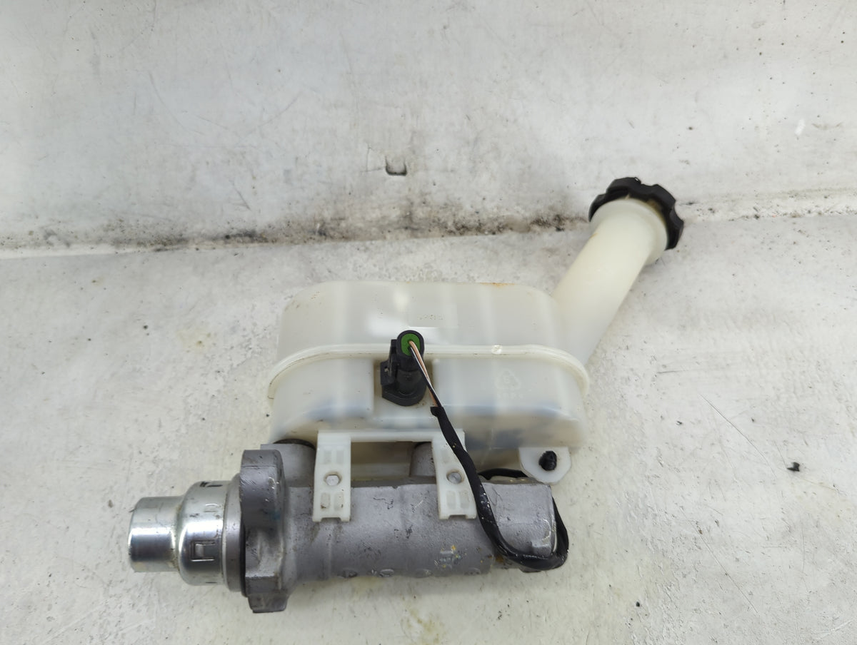 2009-2017 Gmc Acadia Brake Master Cylinder 1492230 - Oemusedautoparts1.com