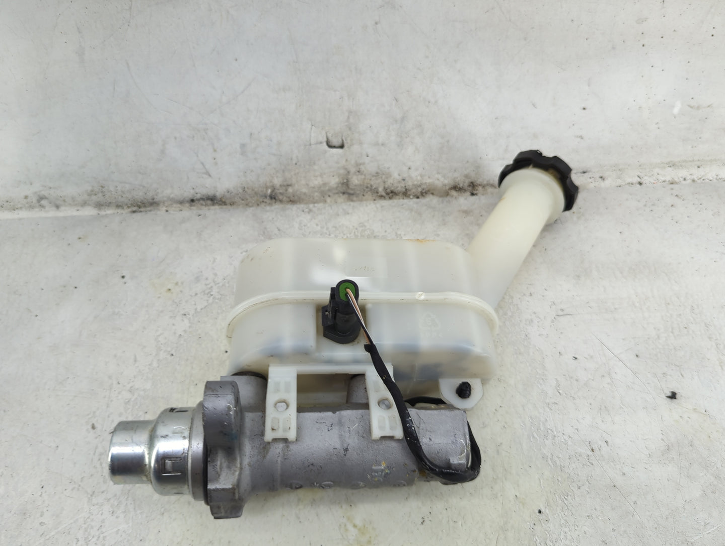 2009-2017 Gmc Acadia Brake Master Cylinder 1492230 - Oemusedautoparts1.com