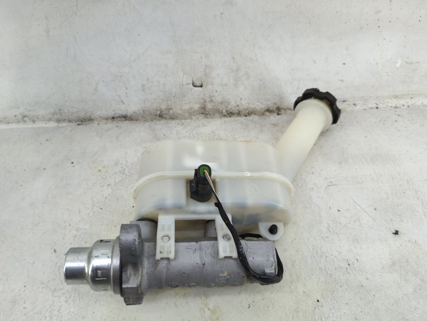2009-2017 Gmc Acadia Brake Master Cylinder 1492230 - Oemusedautoparts1.com