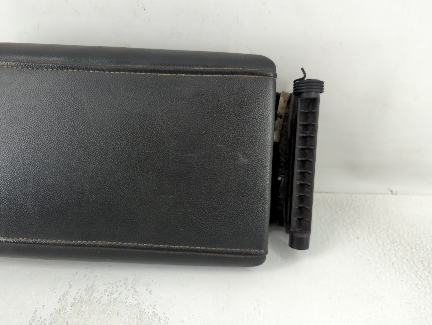 2017 Gmc Acadia Center Console Armrest Cover Lid P/N:AMT16638 Fits OEM Used Auto Parts - Oemusedautoparts1.com