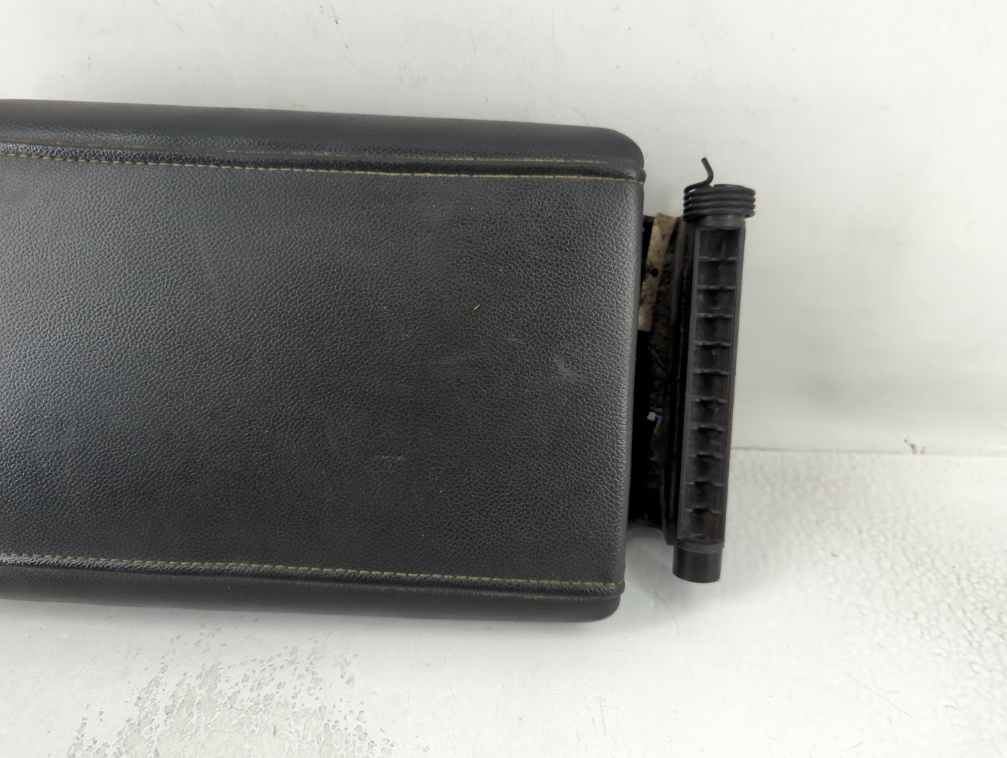 2017 Gmc Acadia Center Console Armrest Cover Lid P/N:AMT16638 Fits OEM Used Auto Parts - Oemusedautoparts1.com