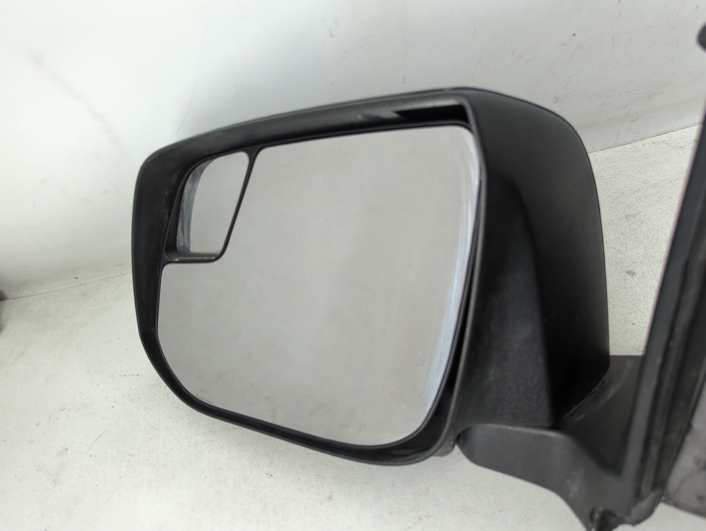 2017-2018 Gmc Canyon Driver Side View Mirror - Left Door Mirror OEM Used - Oemusedautoparts1.com