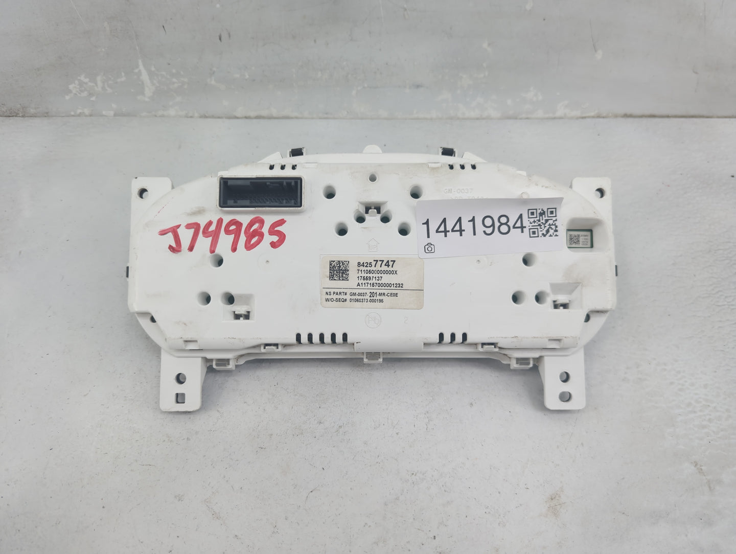 2017 Gmc Canyon Instrument Cluster Speedometer Gauges P/N:84257747 GM-0037-201-MR-CE0E Fits OEM Used Auto Parts - Oemusedaut
