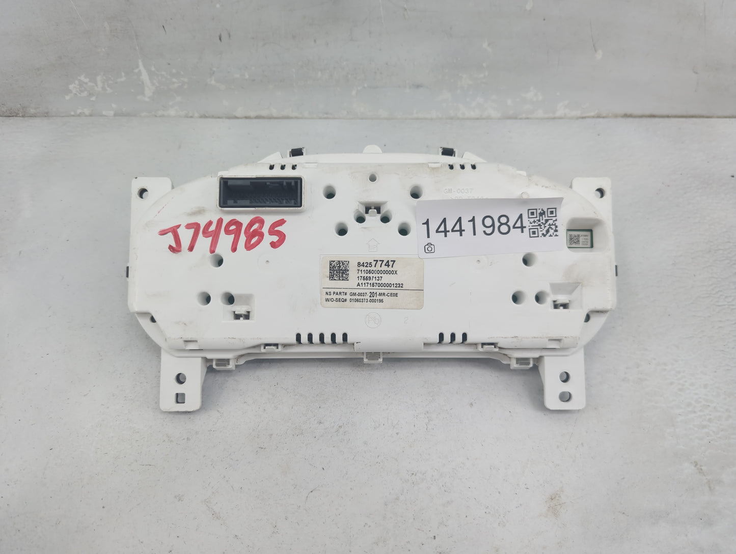 2017 Gmc Canyon Instrument Cluster Speedometer Gauges P/N:84257747 GM-0037-201-MR-CE0E Fits OEM Used Auto Parts - Oemusedaut