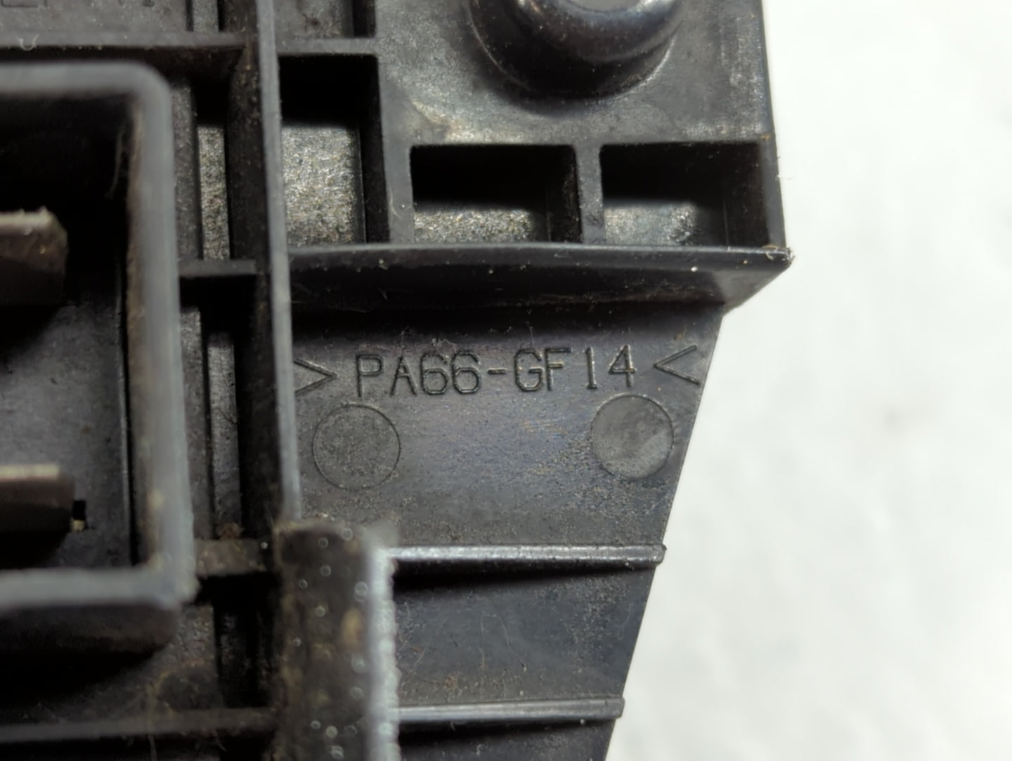 2015-2017 Gmc Canyon Fusebox Fuse Box Panel Relay Module P/N:13 255 300 >PA66-GF14< Fits Fits 2015 2016 2017 2019 OEM Used A