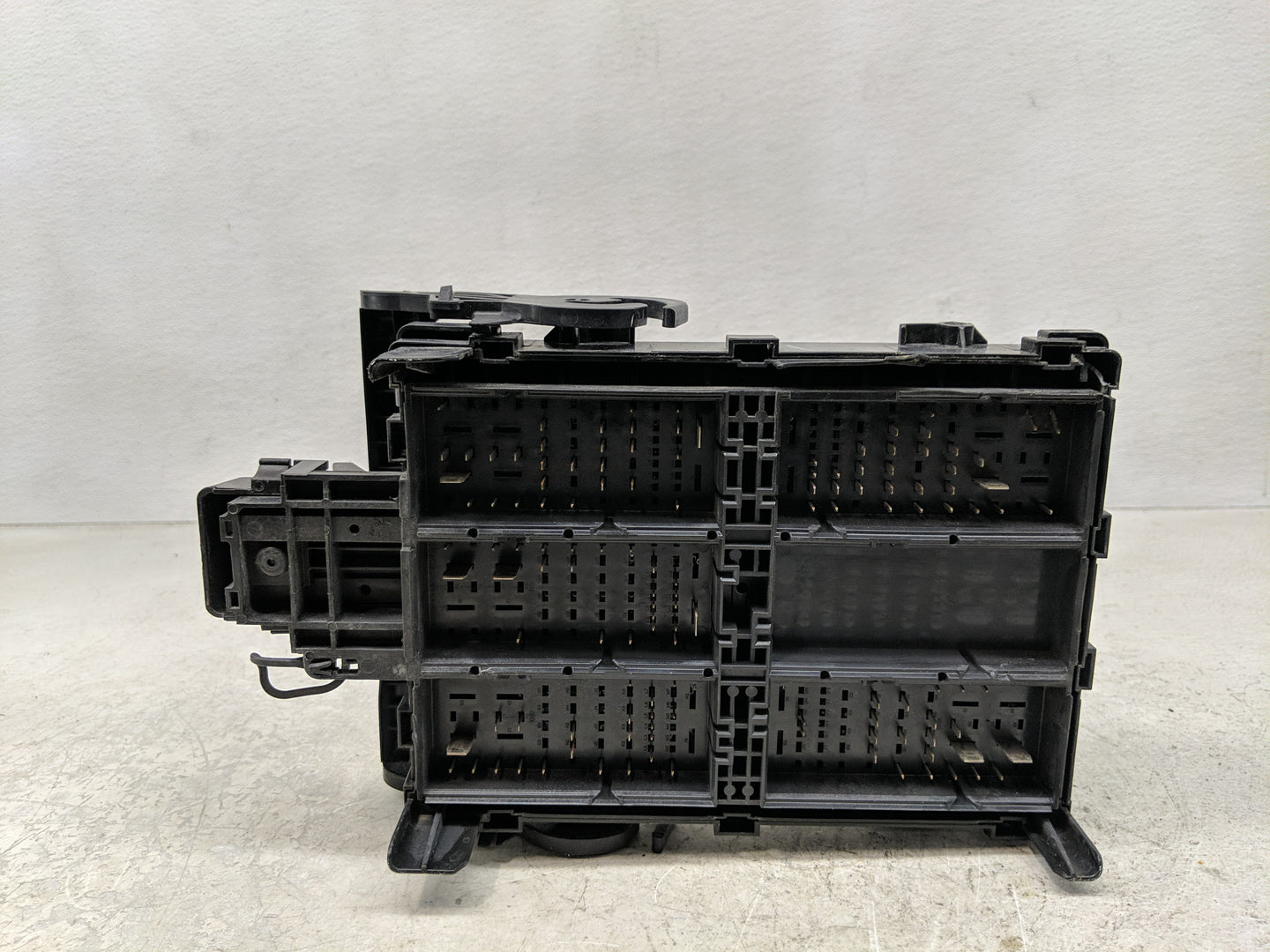 2017-2019 Gmc Sierra 1500 Fusebox Fuse Box Panel Relay Module Fits Fits 2017 2018 2019 OEM Used Auto Parts - Oemusedautopart