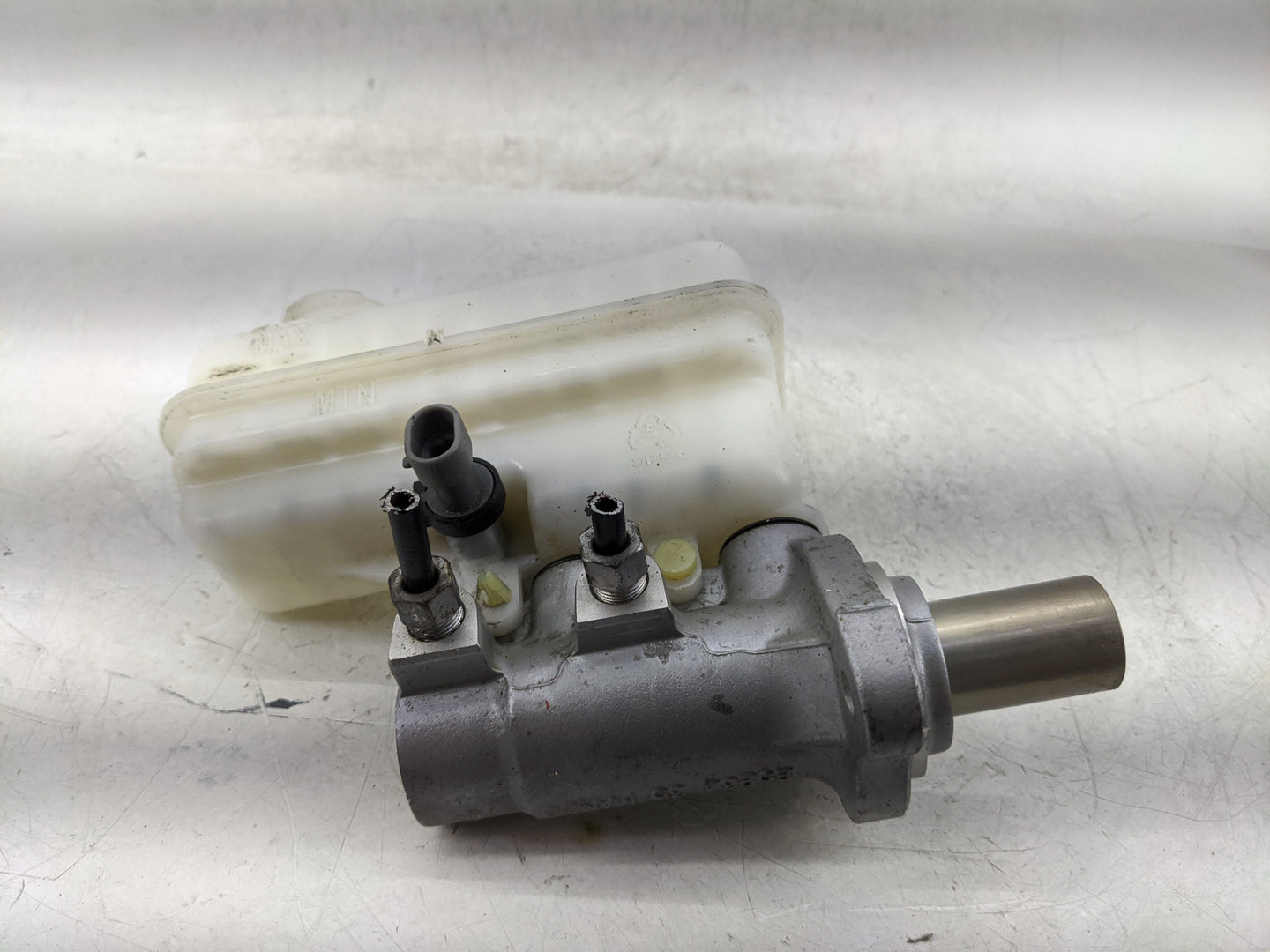 2011-2017 Gmc Terrain Brake Master Cylinder 1376827 - Oemusedautoparts1.com