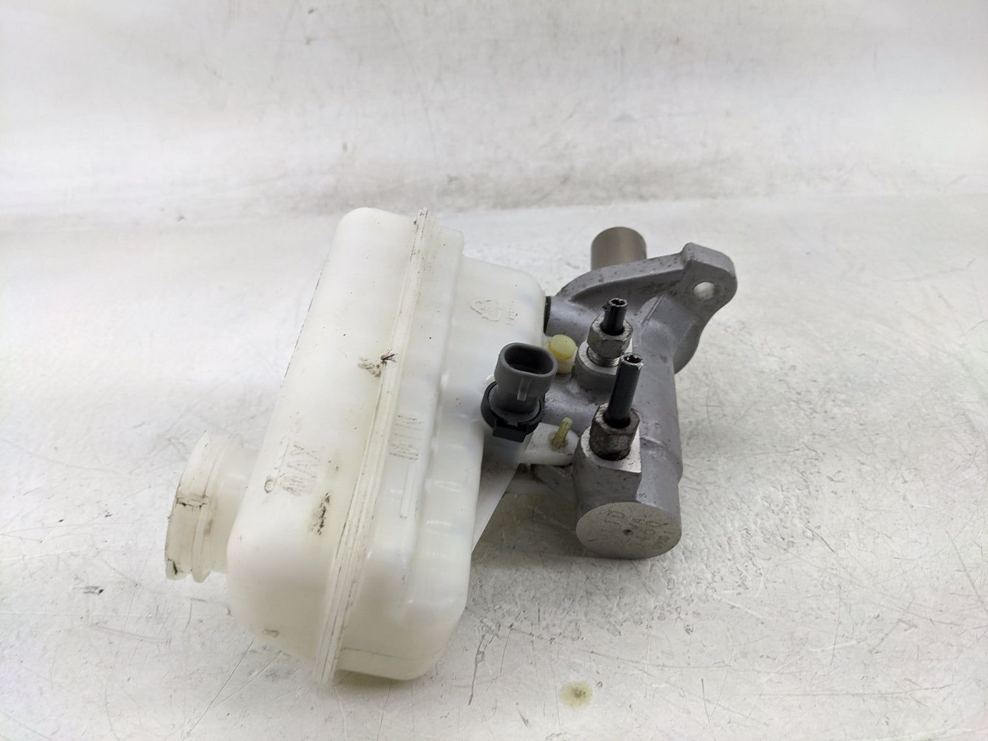 2011-2017 Gmc Terrain Brake Master Cylinder 1376827 - Oemusedautoparts1.com