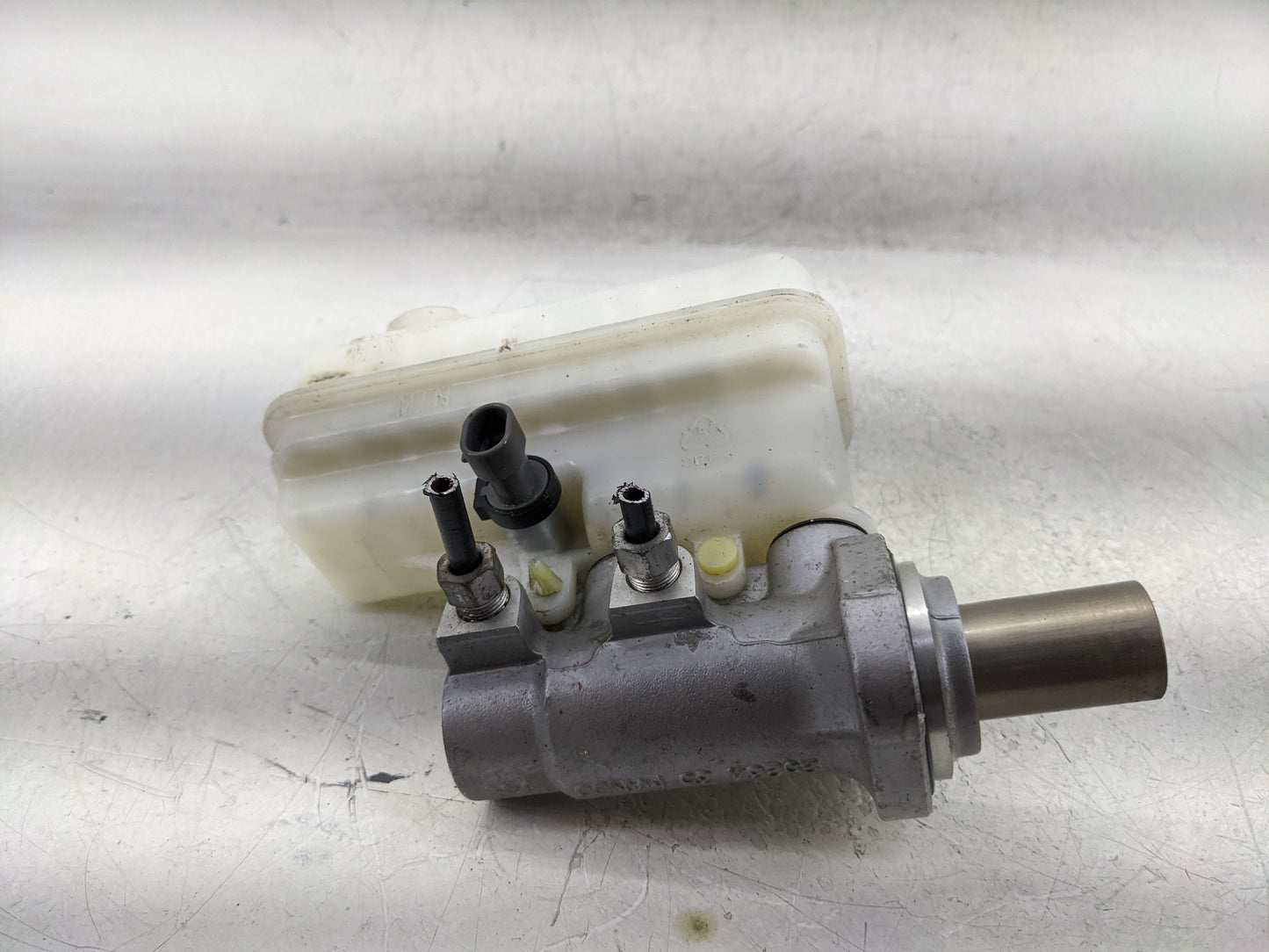 2011-2017 Gmc Terrain Brake Master Cylinder 1376827 - Oemusedautoparts1.com
