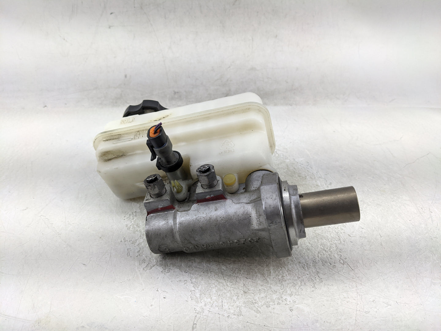2011-2017 Gmc Terrain Brake Master Cylinder 1376842 - Oemusedautoparts1.com