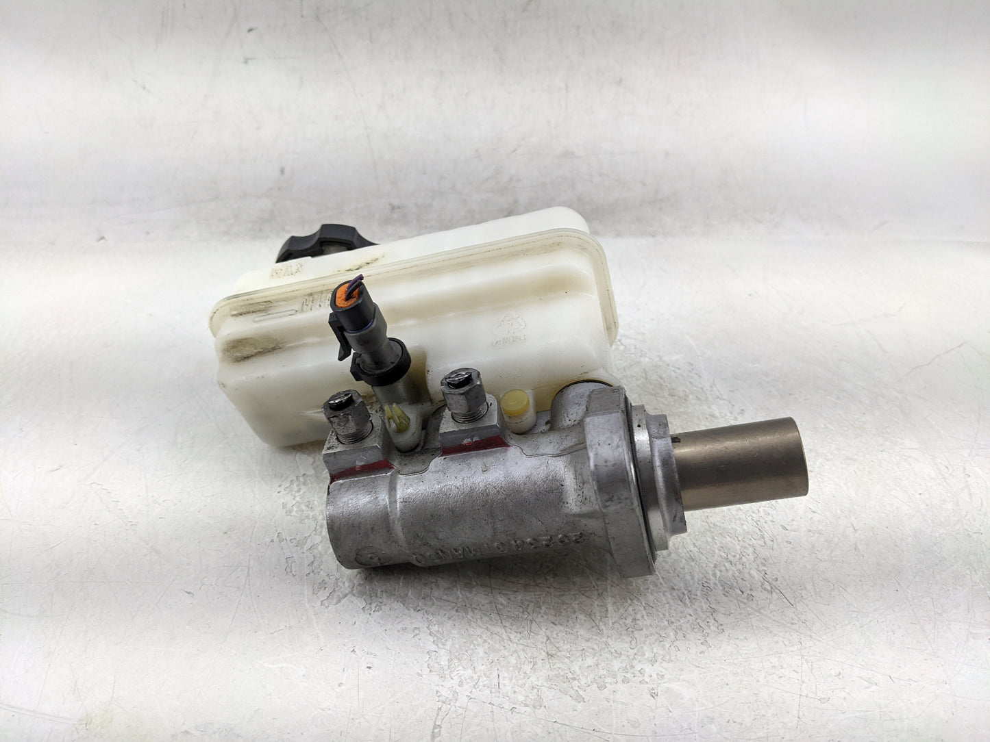 2011-2017 Gmc Terrain Brake Master Cylinder 1376842 - Oemusedautoparts1.com
