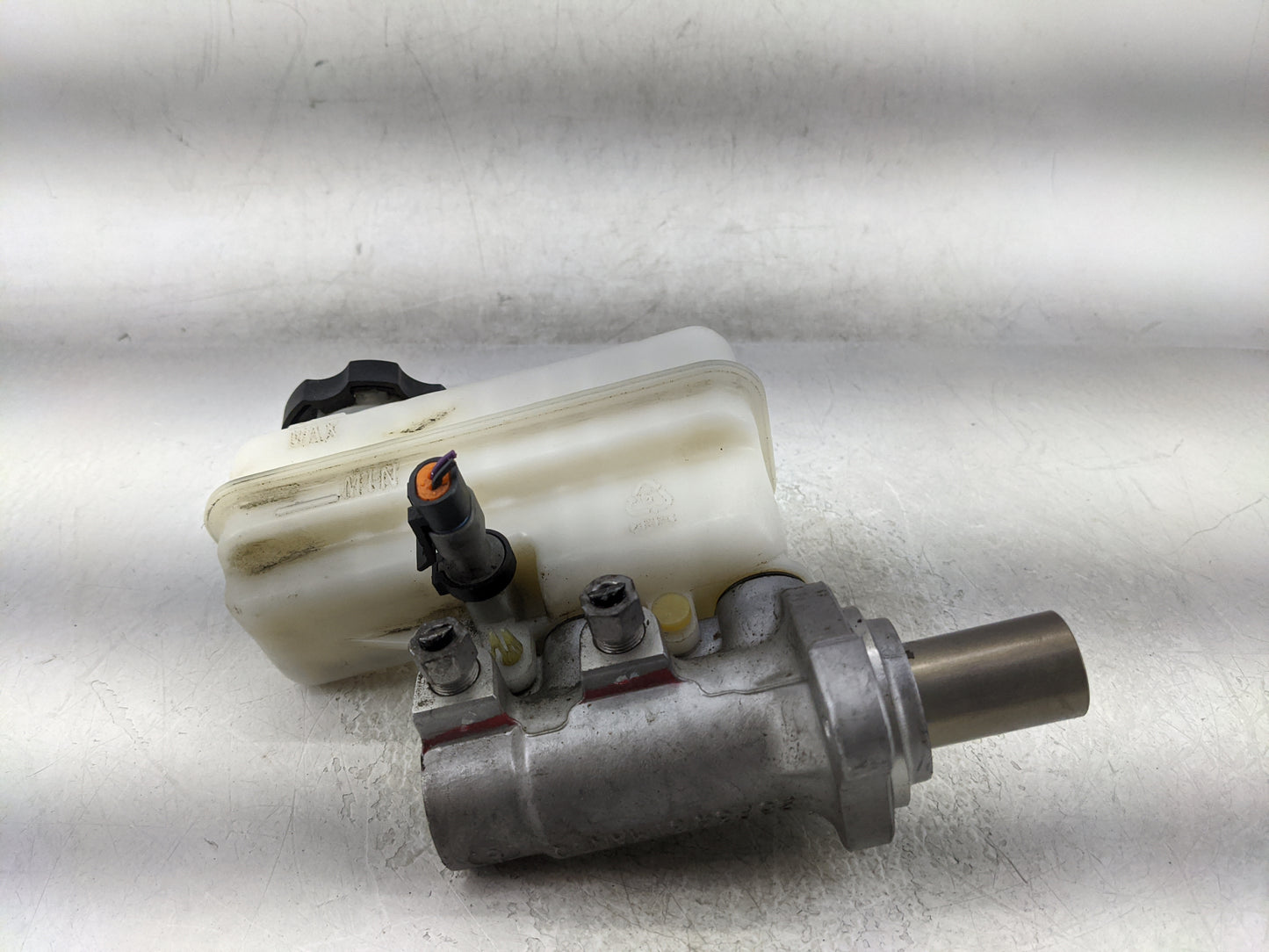 2011-2017 Gmc Terrain Brake Master Cylinder 1376842 - Oemusedautoparts1.com