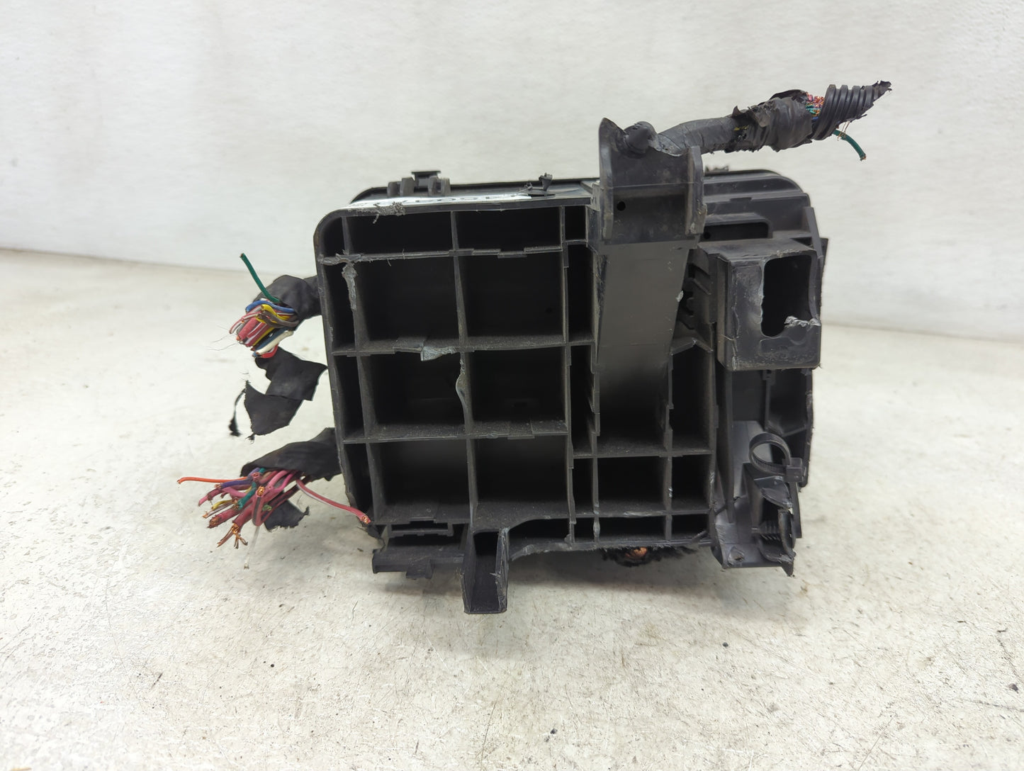 2016-2017 Gmc Terrain Fusebox Fuse Box Panel Relay Module P/N:84080470 Fits Fits 2016 2017 OEM Used Auto Parts - Oemusedauto