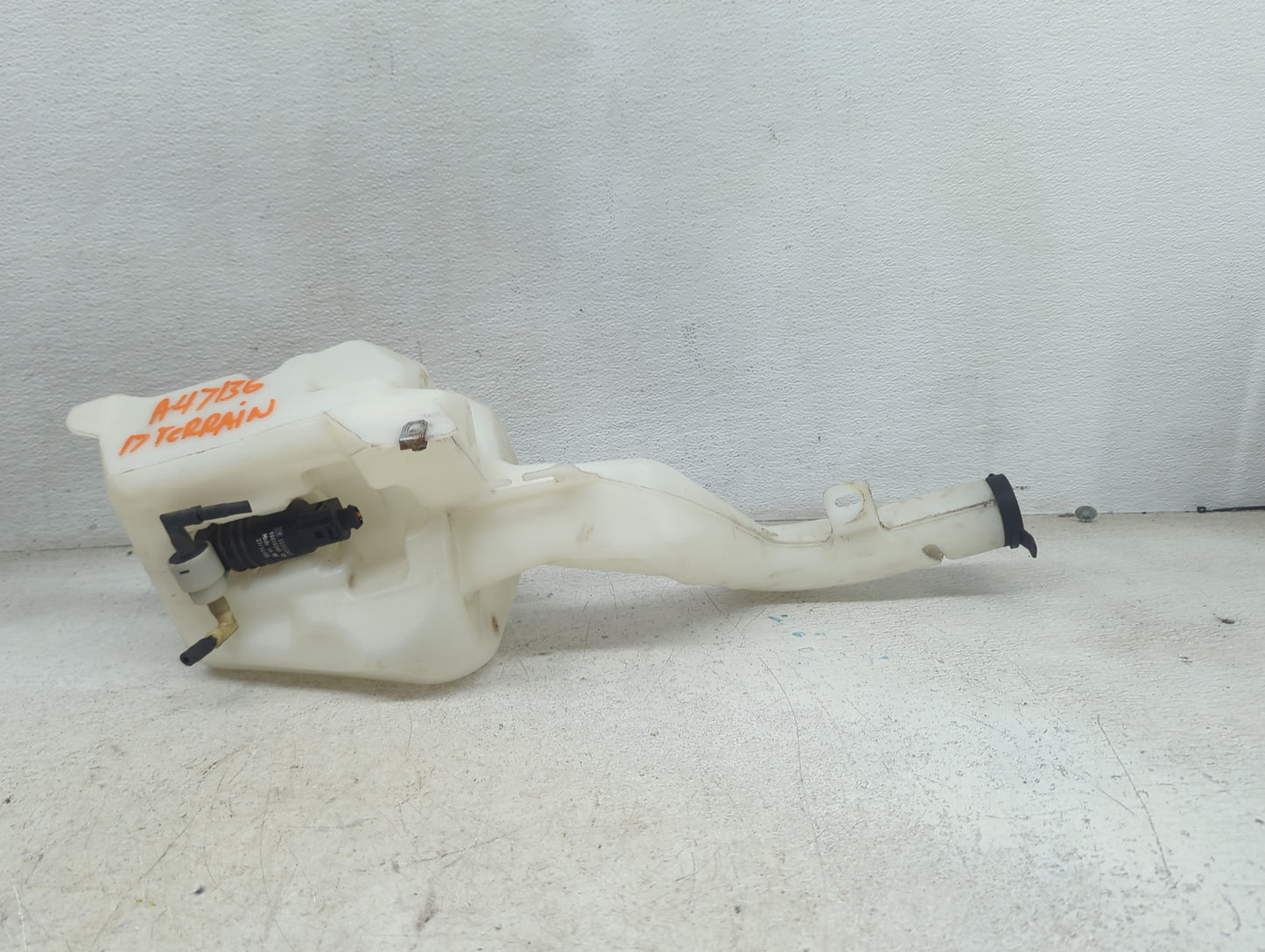 2017-2017 Gmc Terrain Windshield Washer Fluid Reservoir Bottle Oem 1473688 - Oemusedautoparts1.com