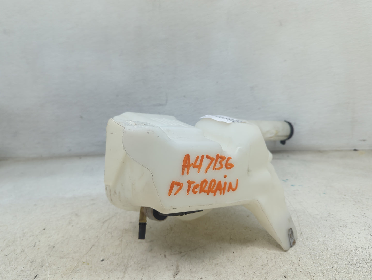 2017-2017 Gmc Terrain Windshield Washer Fluid Reservoir Bottle Oem 1473688 - Oemusedautoparts1.com