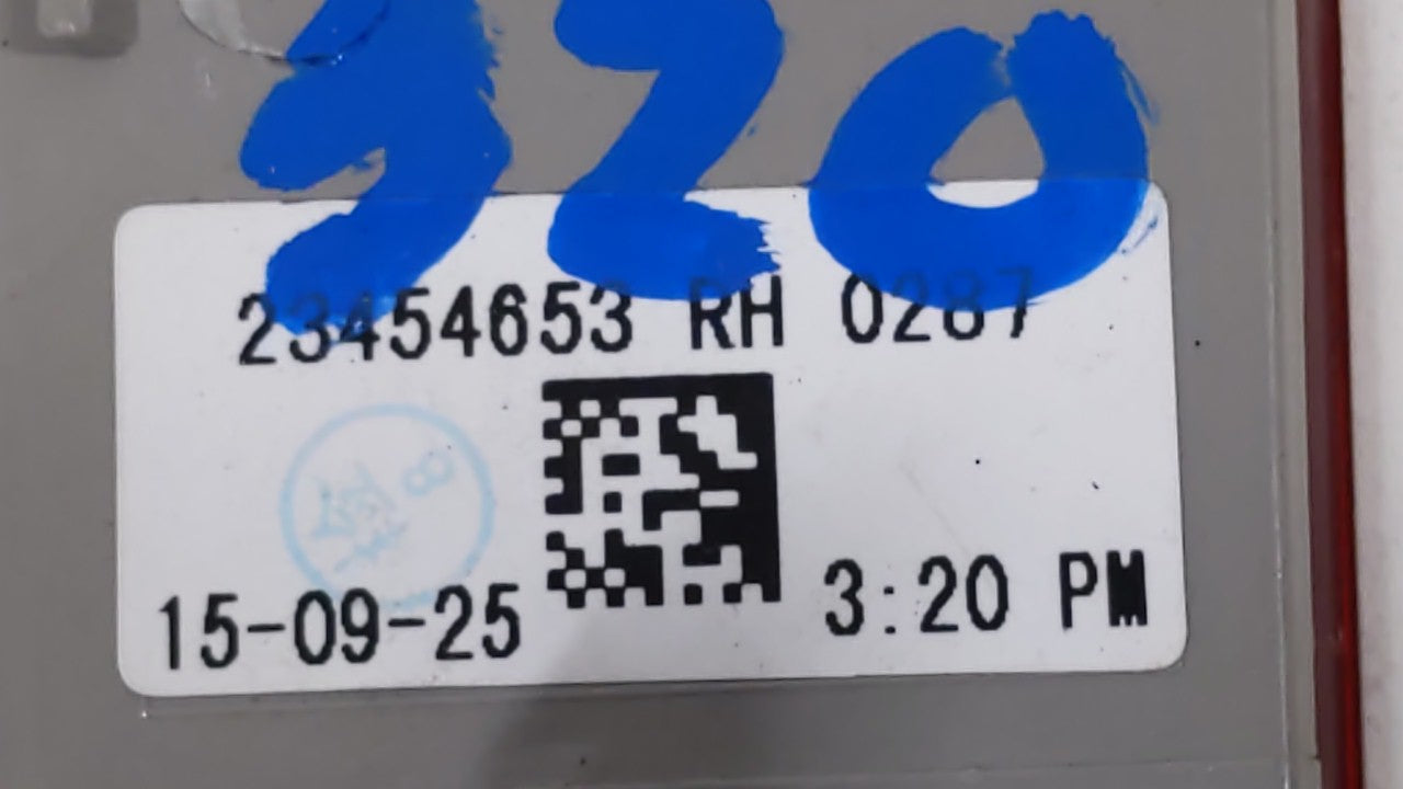 2016-2017 Gmc Terrain Tail Light Assembly Passenger Right OEM P/N:23454653 Fits Fits 2016 2017 OEM Used Auto Parts - Oemused