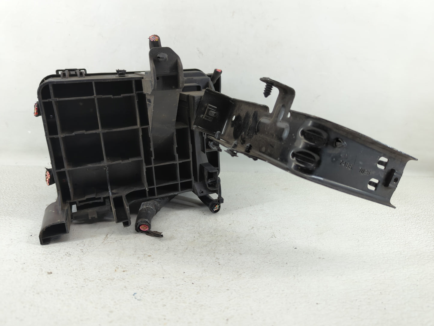 2016-2017 Gmc Terrain Fusebox Fuse Box Panel Relay Module P/N:84080470 Fits Fits 2016 2017 OEM Used Auto Parts - Oemusedauto