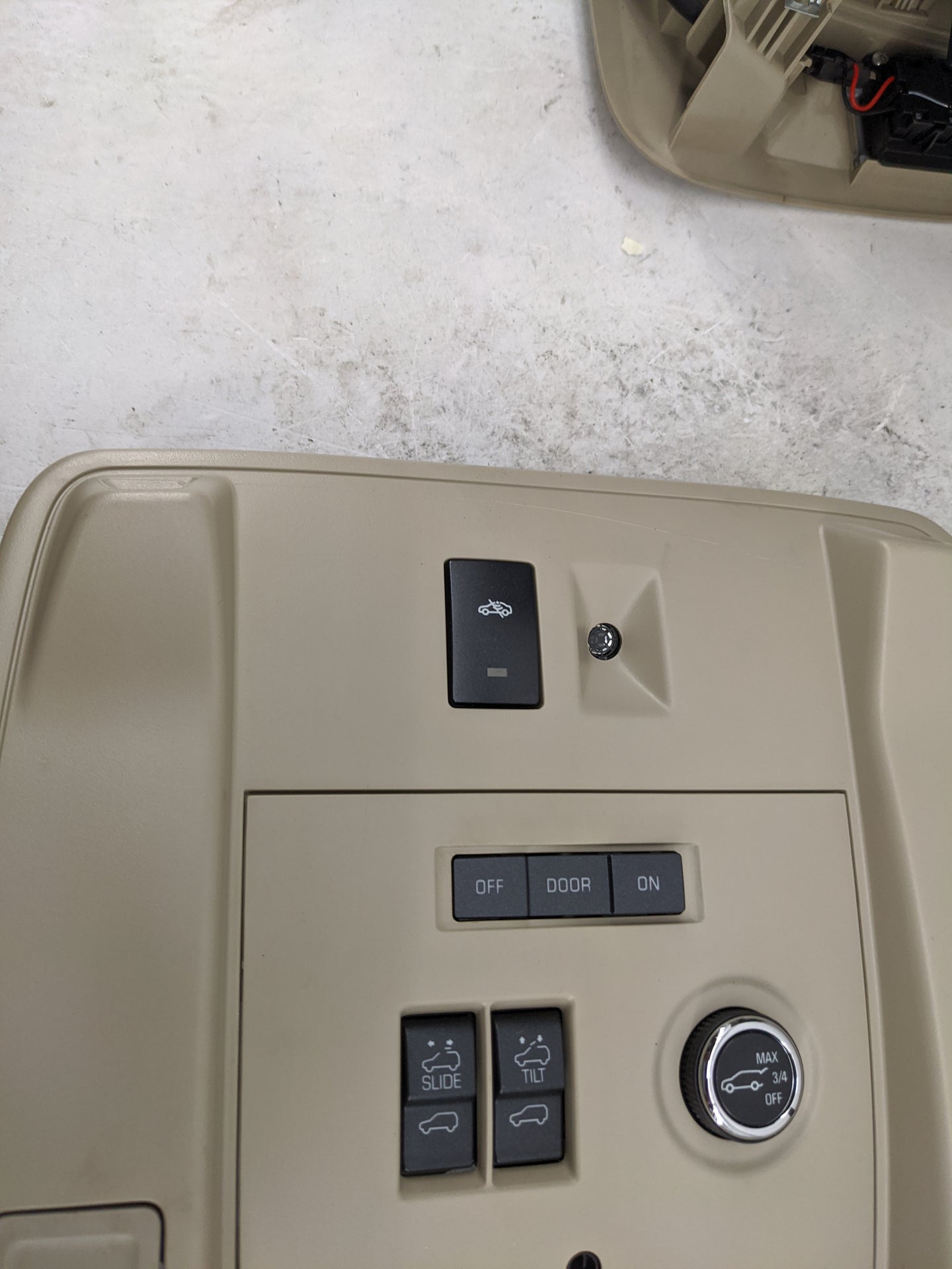 2015-2020 Gmc Yukon Overhead Roof Console Tan 1483328 - Oemusedautoparts1.com