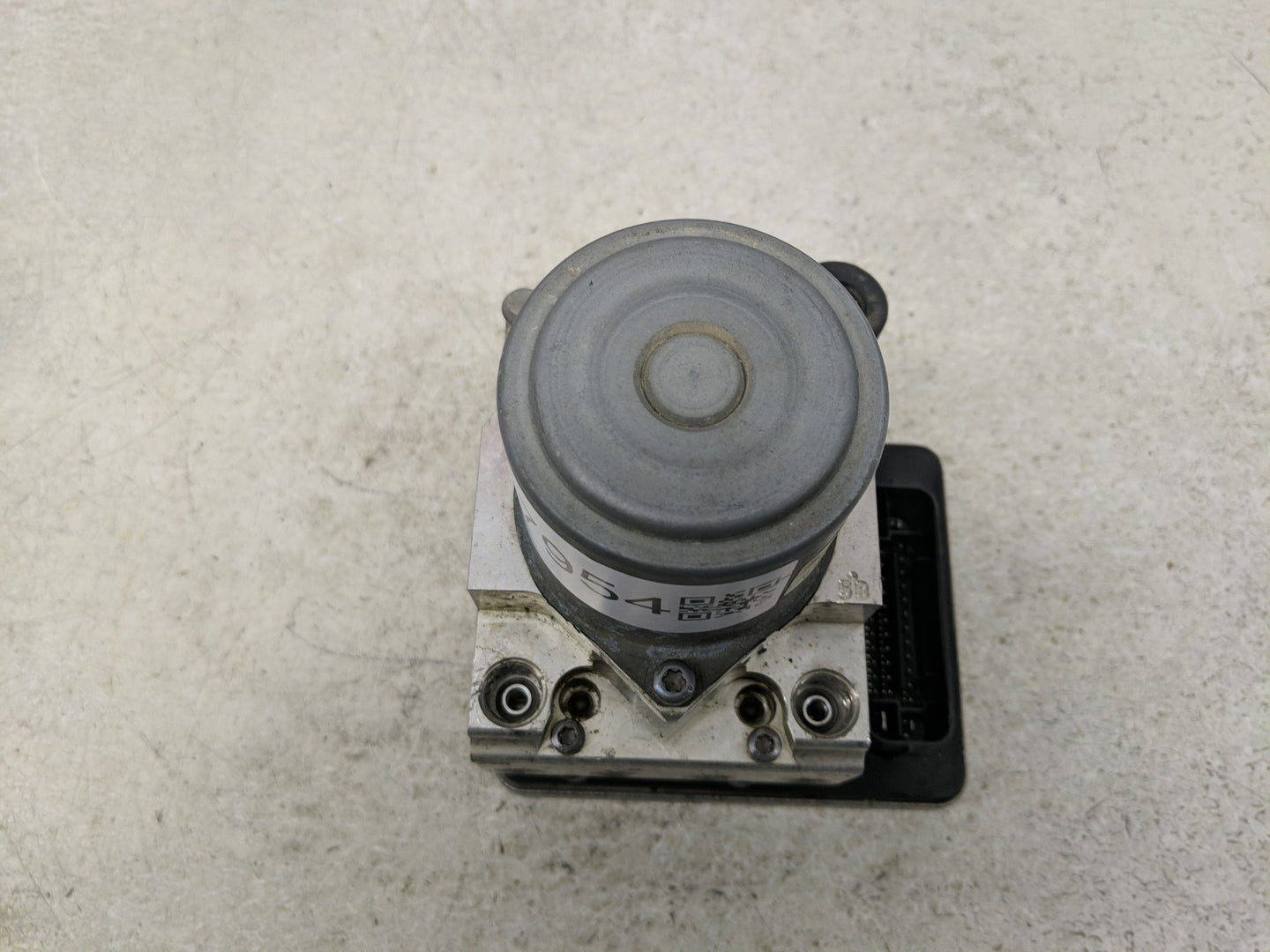 2017 Gmc Yukon Xl ABS Pump Control Module Replacement P/N:84074958 Fits Fits 2018 2019 2020 OEM Used Auto Parts - Oemusedaut